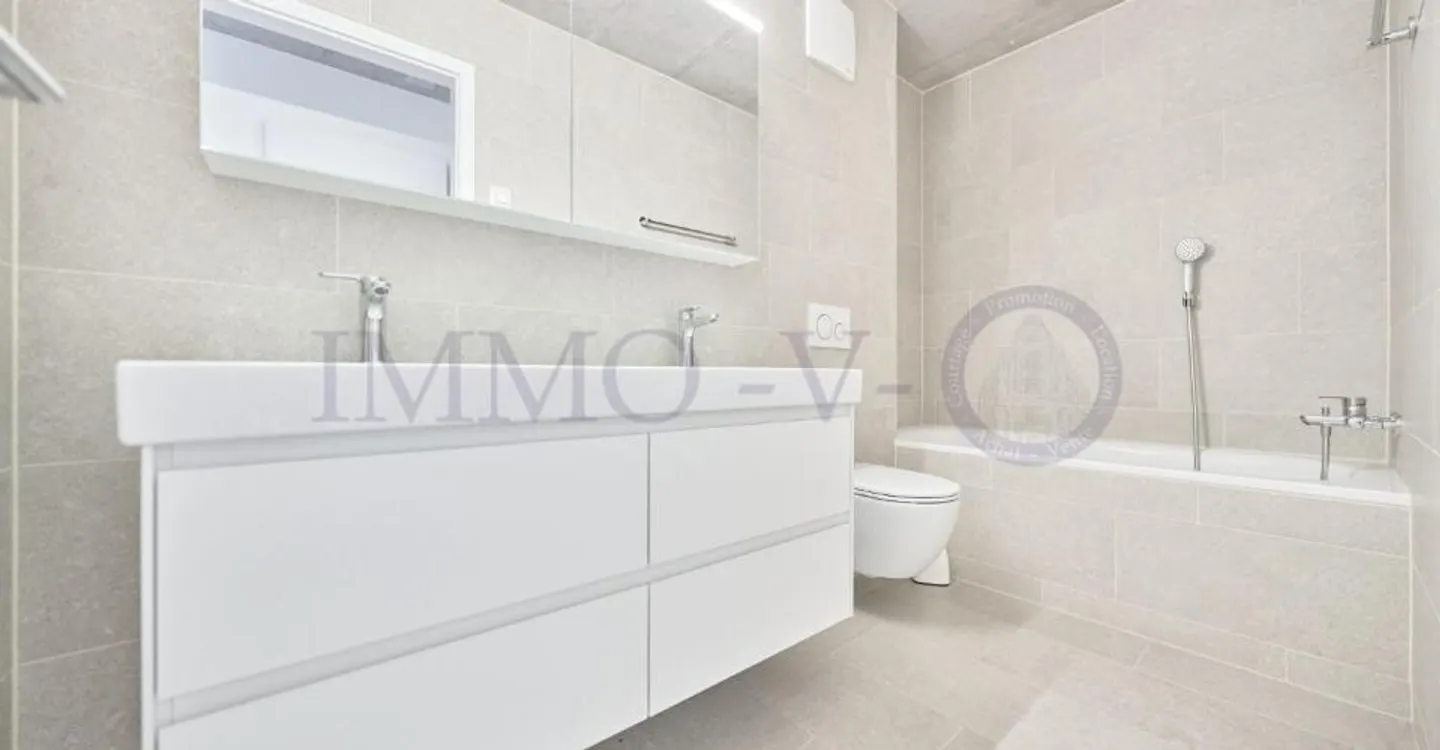NEW AND CONTEMPORARY HIGH-END APARTMENT WITH BALCONY-TERRACE - Photo 9 of 9