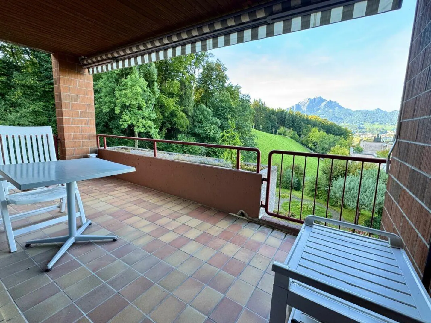 Appartement ensoleillé avec vue panoramique dans le meilleur emplacement au cœur de la Suisse - Photo 2 sur 11