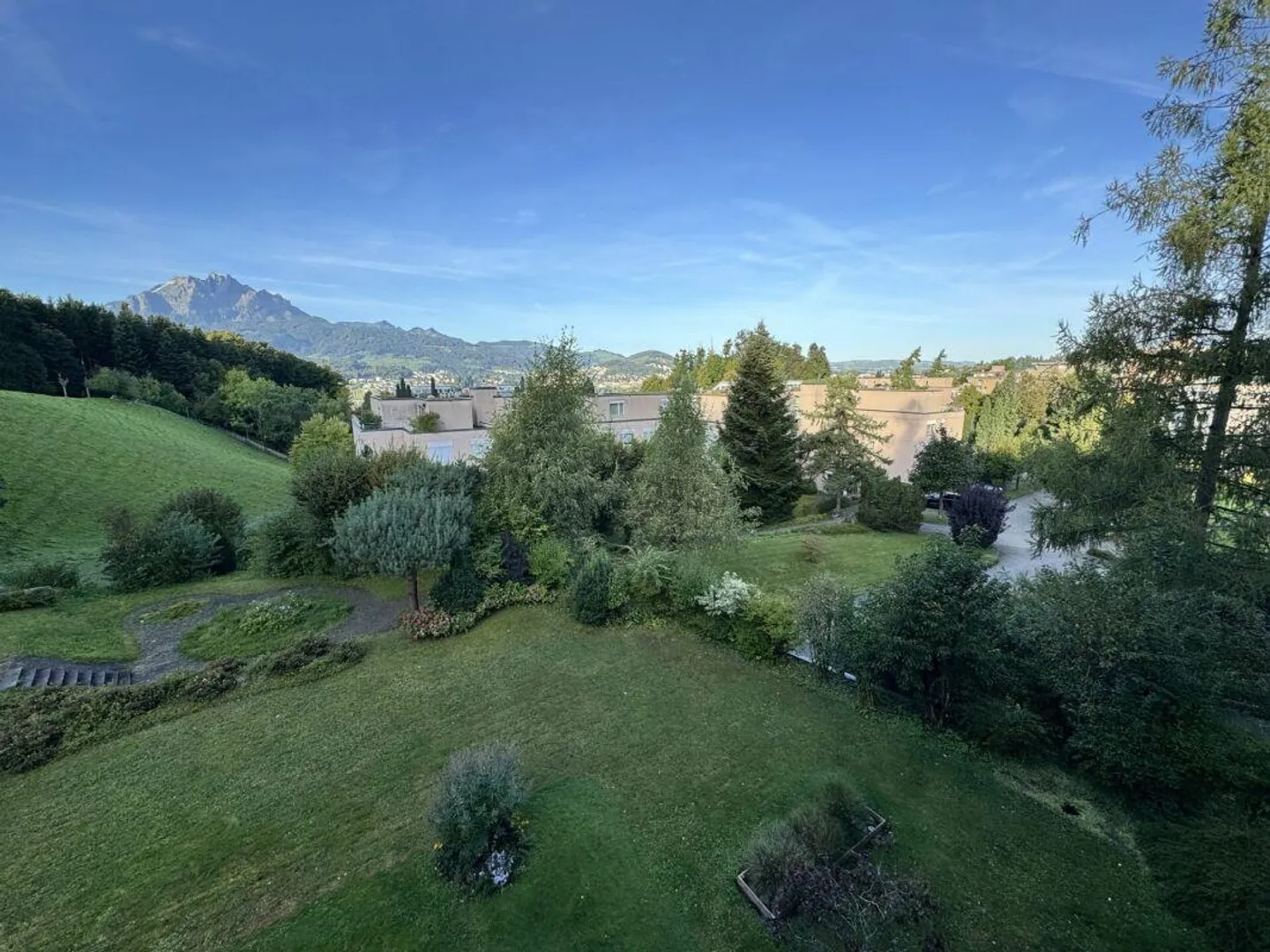 Appartement ensoleillé avec vue panoramique dans le meilleur emplacement au cœur de la Suisse - Photo 3 sur 11