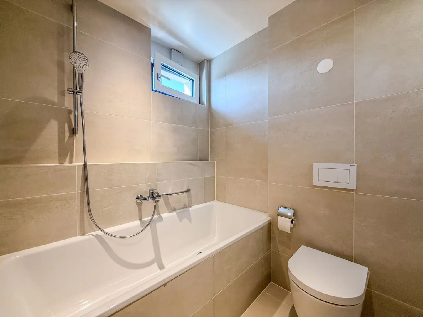AVEC CLIMATISATION INTÉGRÉE - Grand appartement de 4,5 pièces avec 130m² PPE - Terrasse de 25m² - Photo 9 sur 12