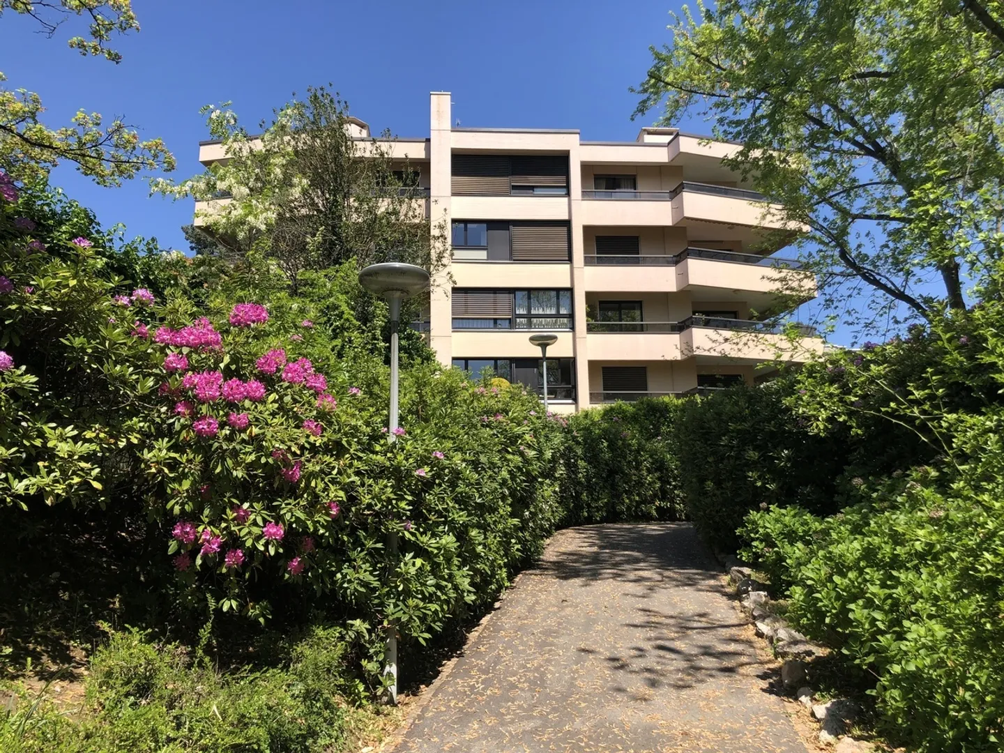 ELEGANT APARTMENT SURROUNDED BY GREENERY JUST STEPS FROM THE CENTER - Photo 1 of 19