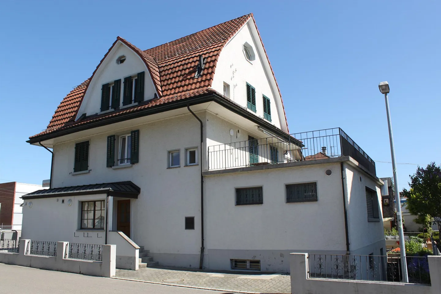 Residential and commercial building in a central location in Erlen - Photo 2 of 11