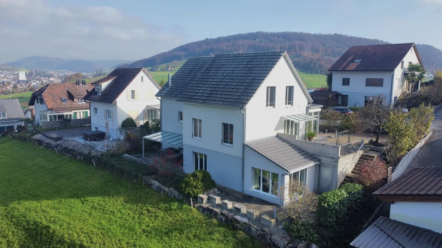 Incantevole casa unifamiliare di 7 stanze con splendida vista panoramica, doppio garage e bel giardino - Foto 1 di 12