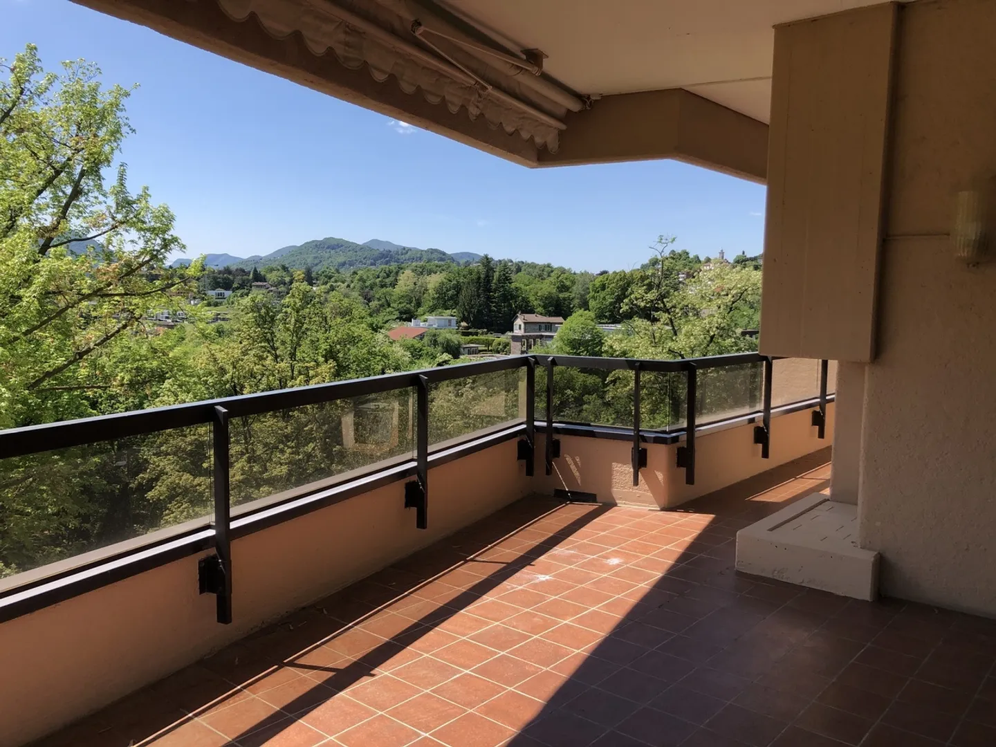 ELEGANT APARTMENT SURROUNDED BY GREENERY JUST STEPS FROM THE CENTER - Photo 5 of 19