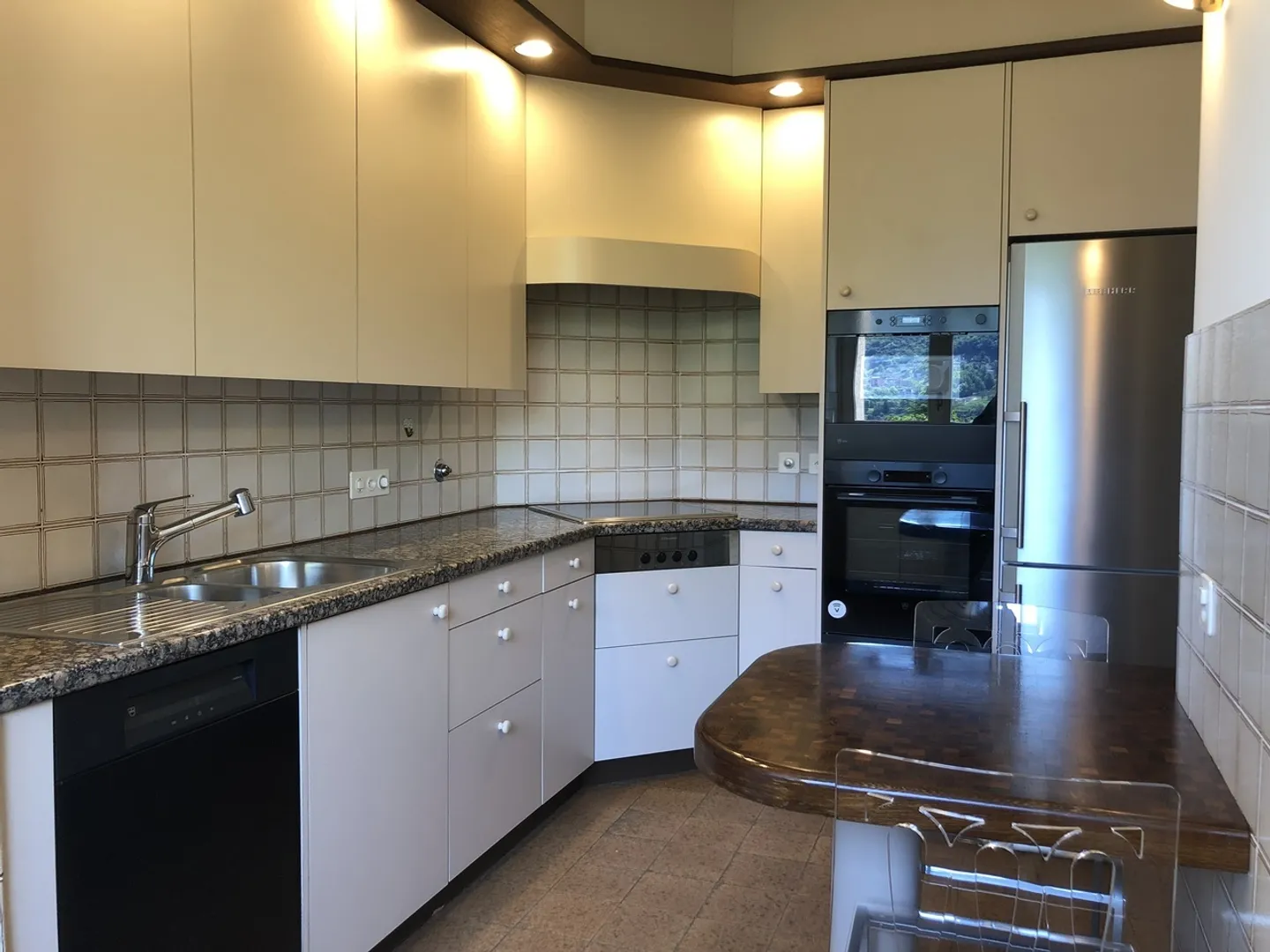 ELEGANT APARTMENT SURROUNDED BY GREENERY JUST STEPS FROM THE CENTER - Photo 10 of 19