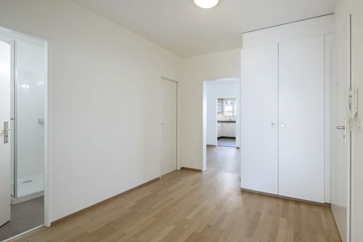 Appartamento luminoso con cucina e bagno ristrutturati nella migliore posizione - Foto 6 di 7