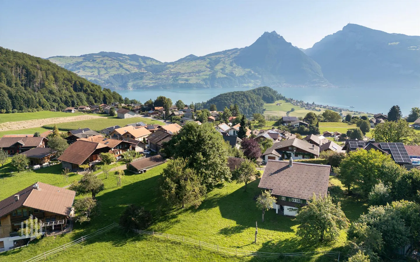 ImmoWyss - 1615 m2 de terrain constructible dans la zone W2 avec une vue magnifique sur le Niesen - Photo 1 sur 6