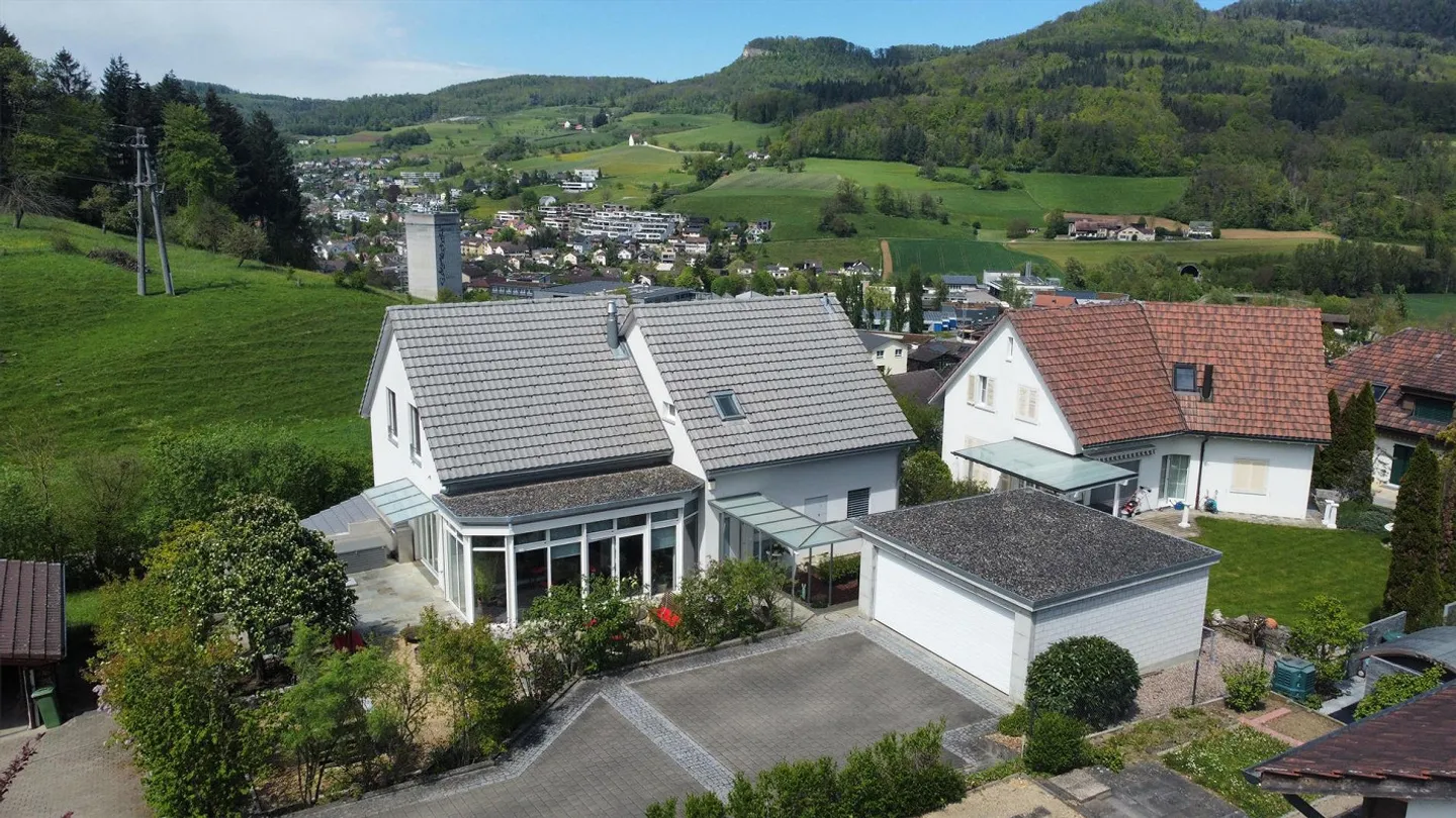 Incantevole casa unifamiliare di 7 stanze con splendida vista panoramica, doppio garage e bel giardino - Foto 9 di 12