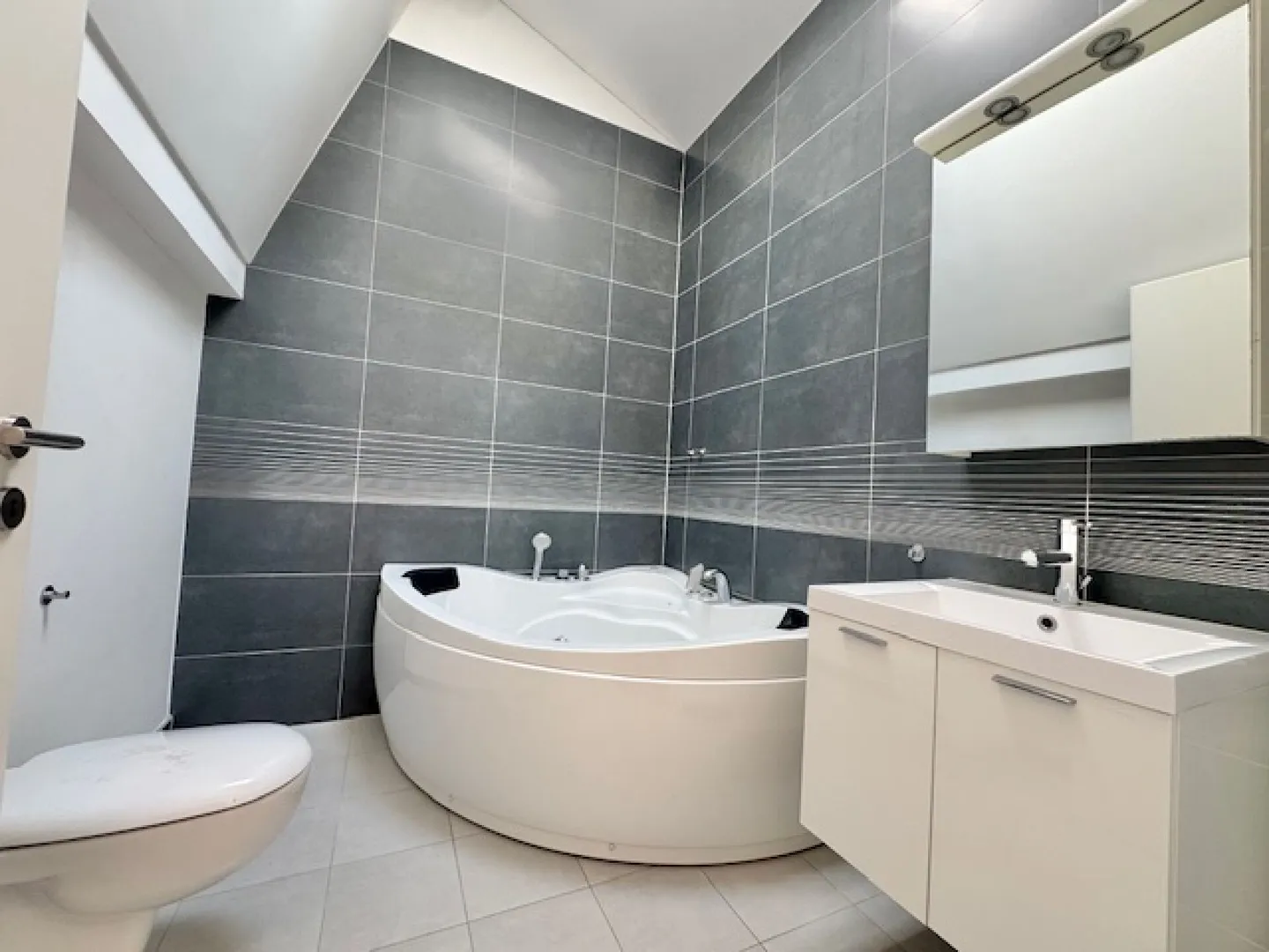 Vendita nella città di Losone - Duplex attico moderno con 5,5 stanze - Foto 17 di 27