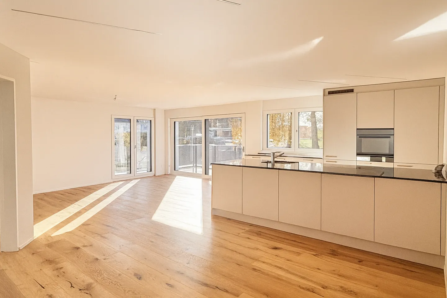 Wohnen, wo Ruhe auf Modernität trifft 3.5-Zimmer-Wohnung im Herzen von Riedt - Foto 3 von 10