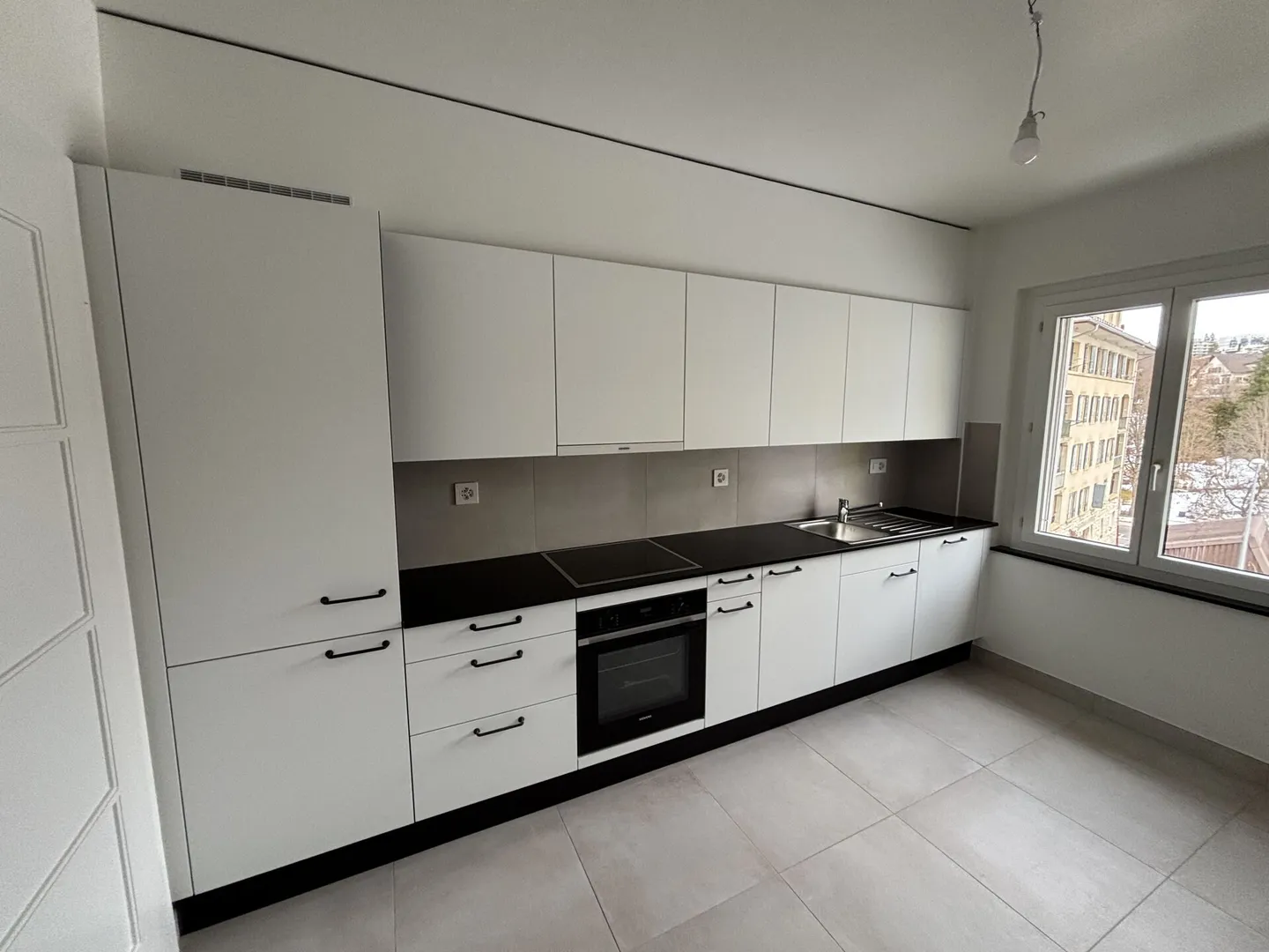 Fully renovated 3-room apartment with balcony - Photo 1 of 8