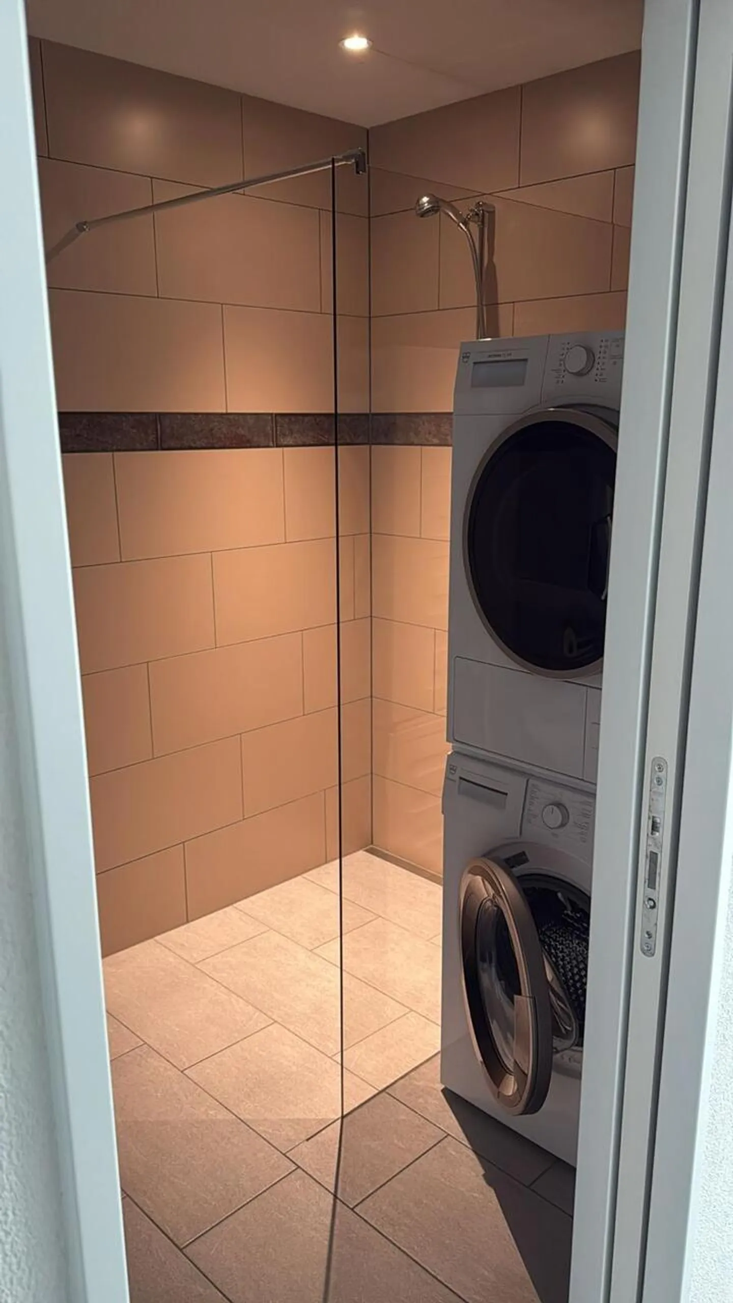 Maison multifamiliale attrayante avec 6 appartements - Photo 5 sur 6