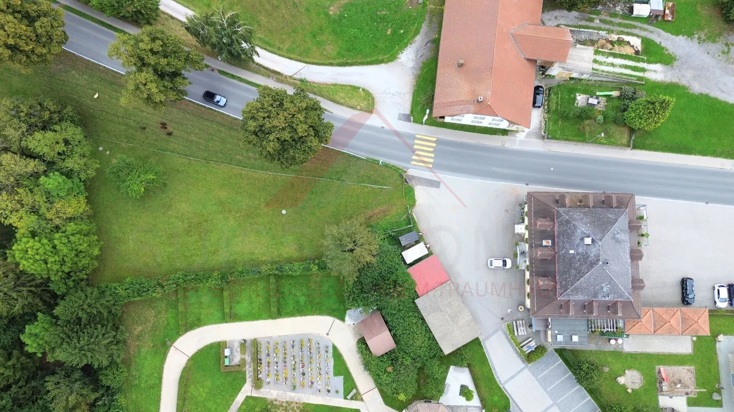 Bâtiment résidentiel et commercial attrayant avec restaurant et opportunités de développement à Plaffeien - Photo 3 sur 35