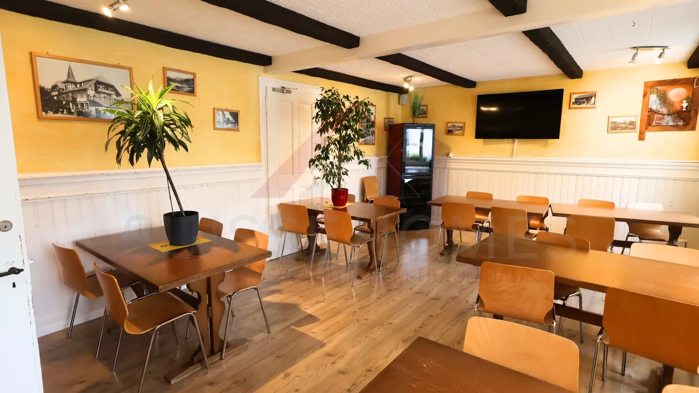 Bâtiment résidentiel et commercial attrayant avec restaurant et opportunités de développement à Plaffeien - Photo 8 sur 35