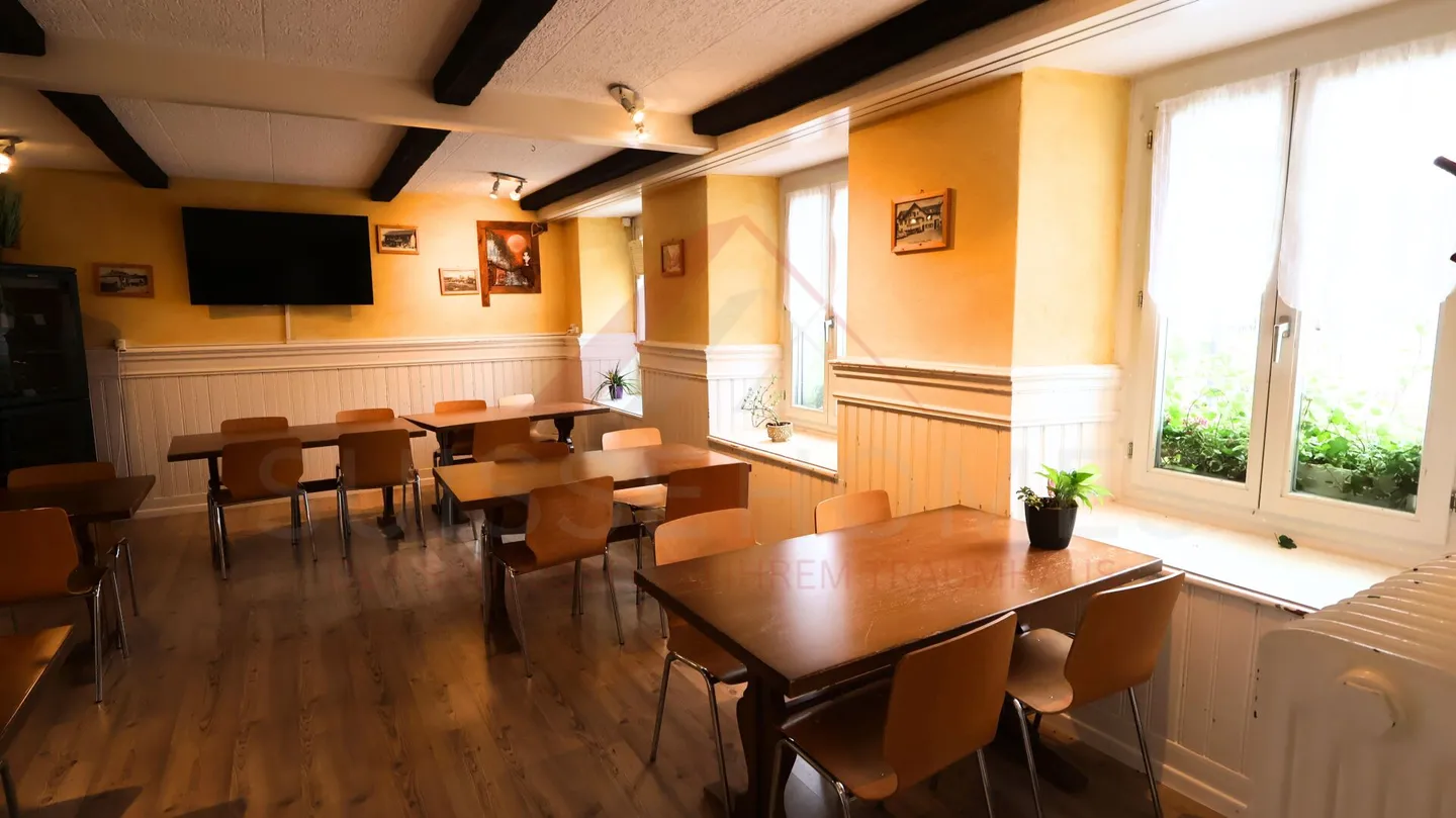 Bâtiment résidentiel et commercial attrayant avec restaurant et opportunités de développement à Plaffeien - Photo 9 sur 35