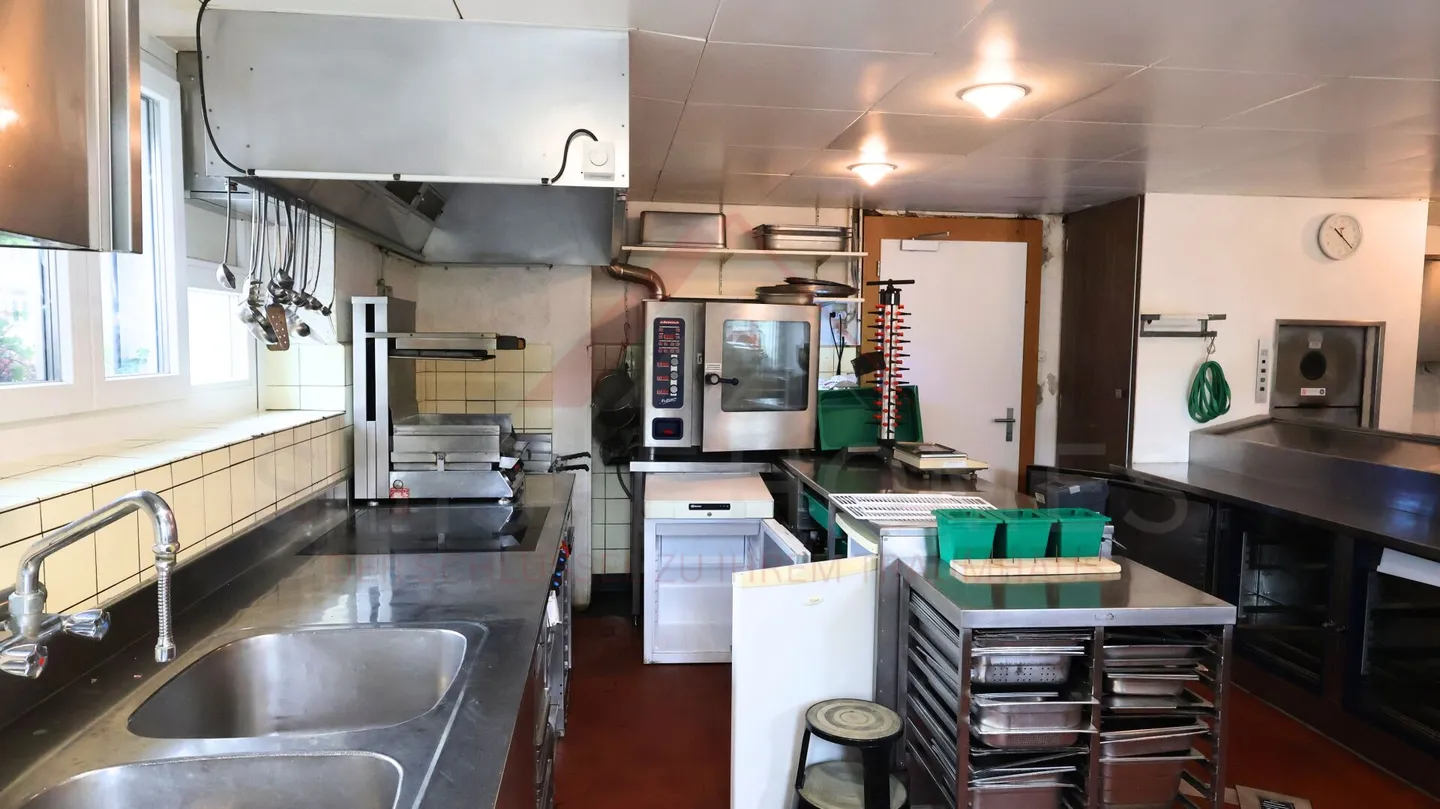 Bâtiment résidentiel et commercial attrayant avec restaurant et opportunités de développement à Plaffeien - Photo 15 sur 35