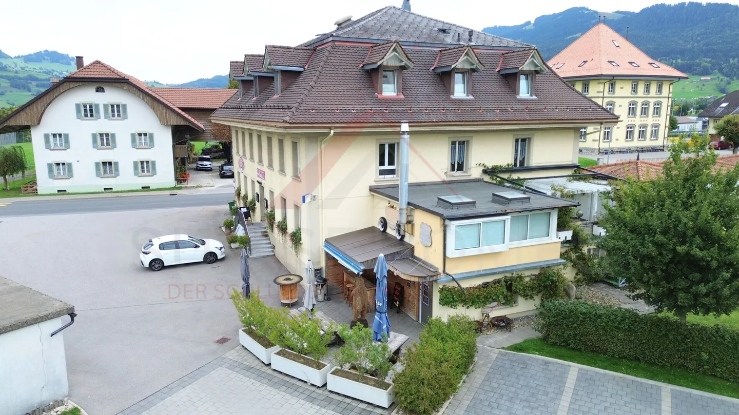 Bâtiment résidentiel et commercial attrayant avec restaurant et opportunités de développement à Plaffeien - Photo 34 sur 35