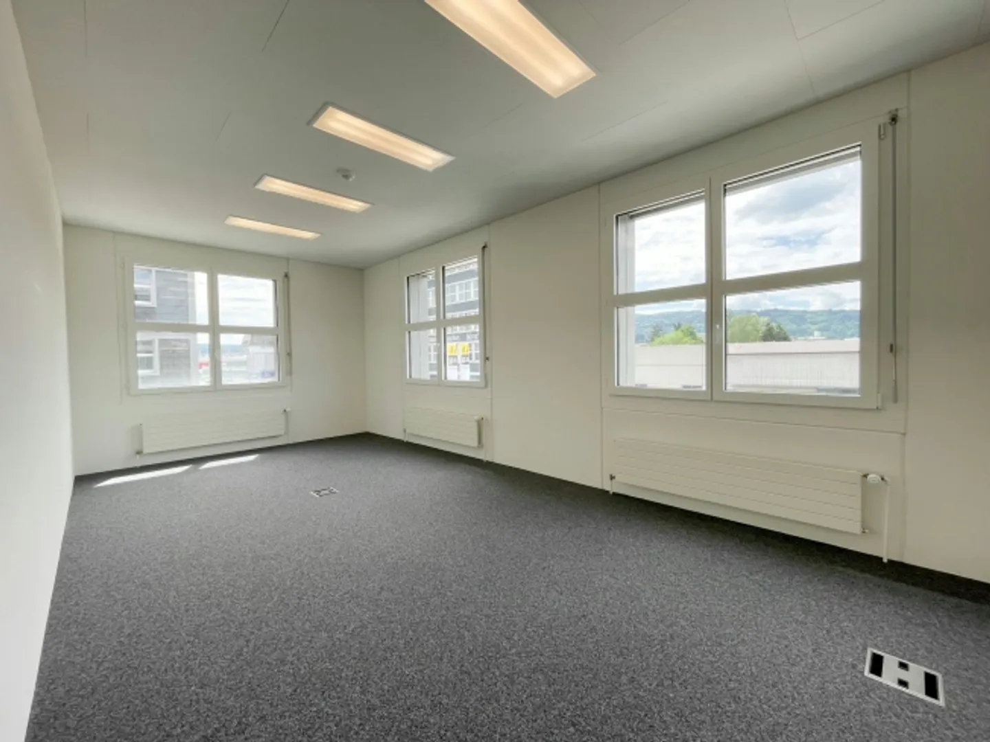 PLAZA | Renovated and ready-to-occupy office space - Photo 4 of 7