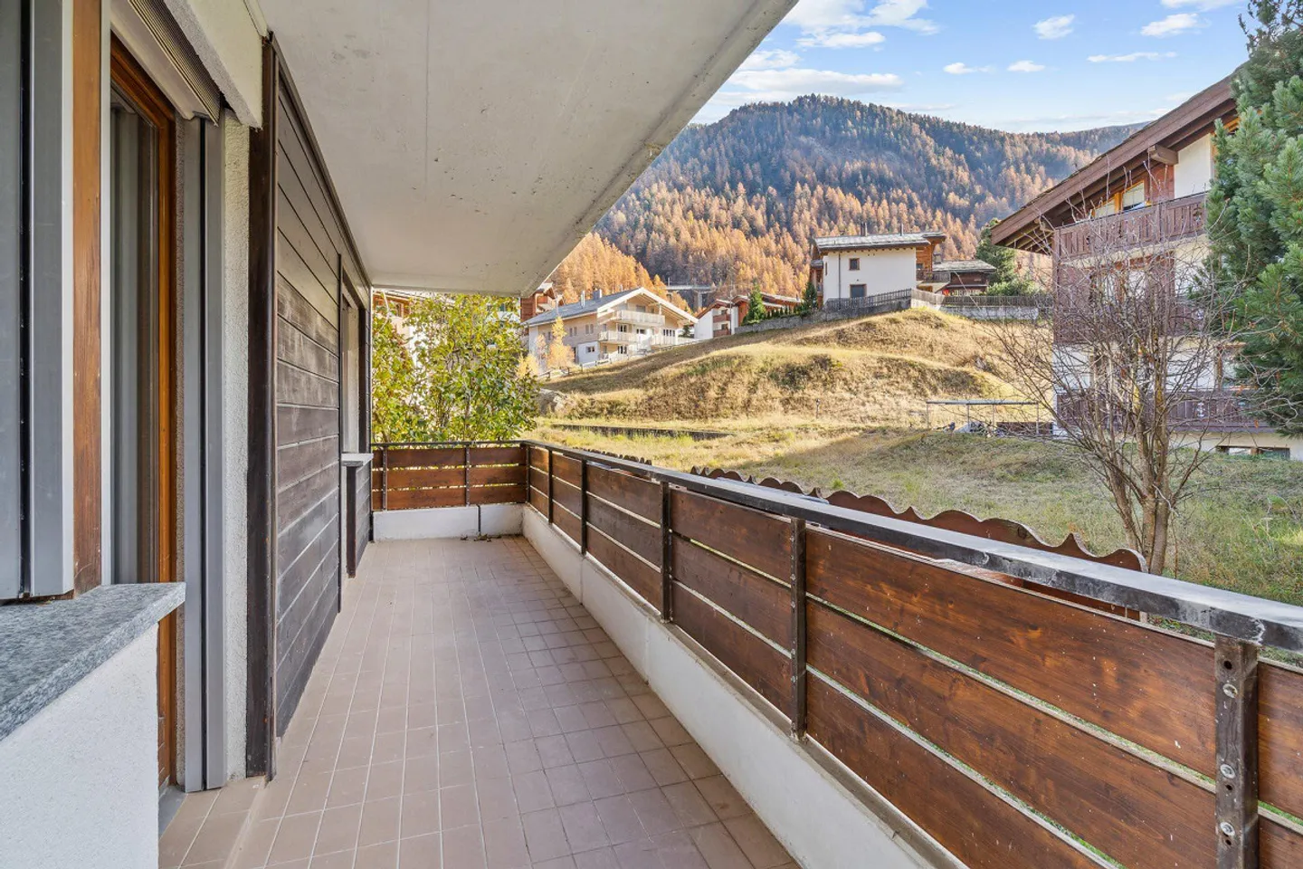 Casa multifamiliare con grande potenziale in un'oasi di verde con vista sul Cervino - Foto 3 di 17
