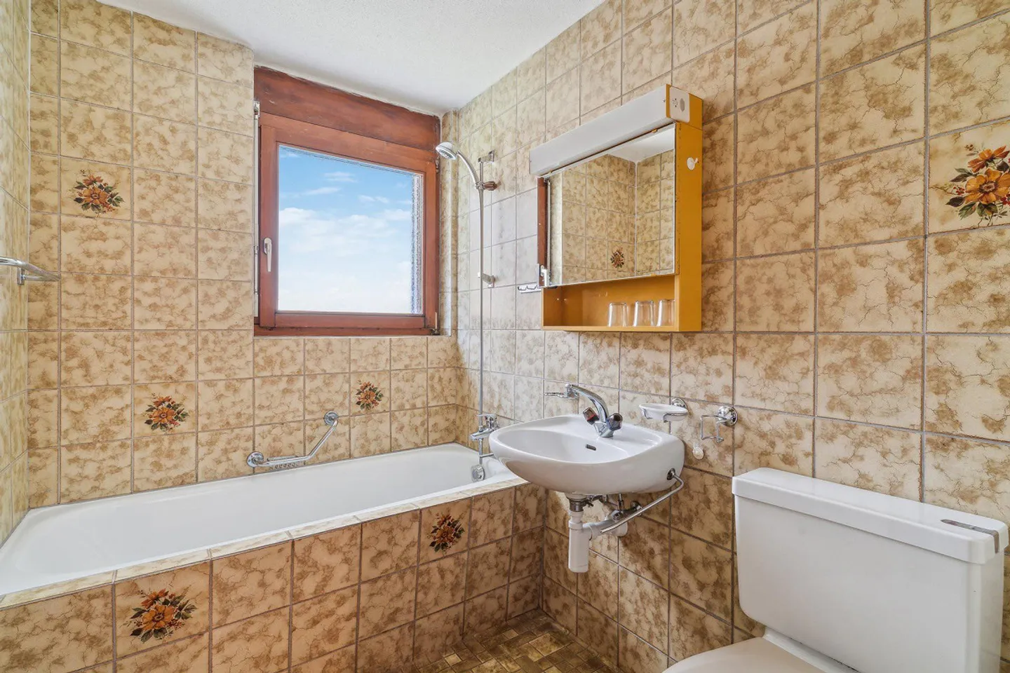 Casa multifamiliare con grande potenziale in un'oasi di verde con vista sul Cervino - Foto 5 di 17