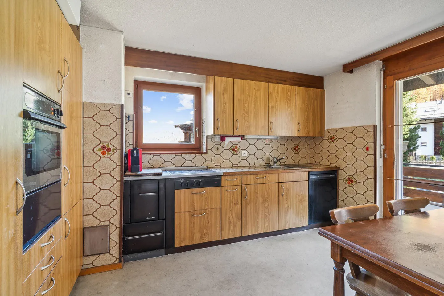 Casa multifamiliare con grande potenziale in un'oasi di verde con vista sul Cervino - Foto 10 di 17