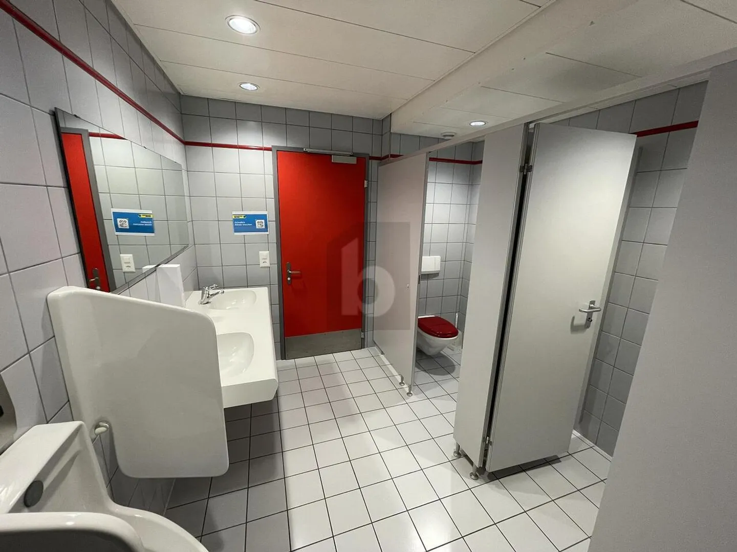 SPACIOUS AND BRIGHT IN A CENTRAL LOCATION - Photo 3 of 6