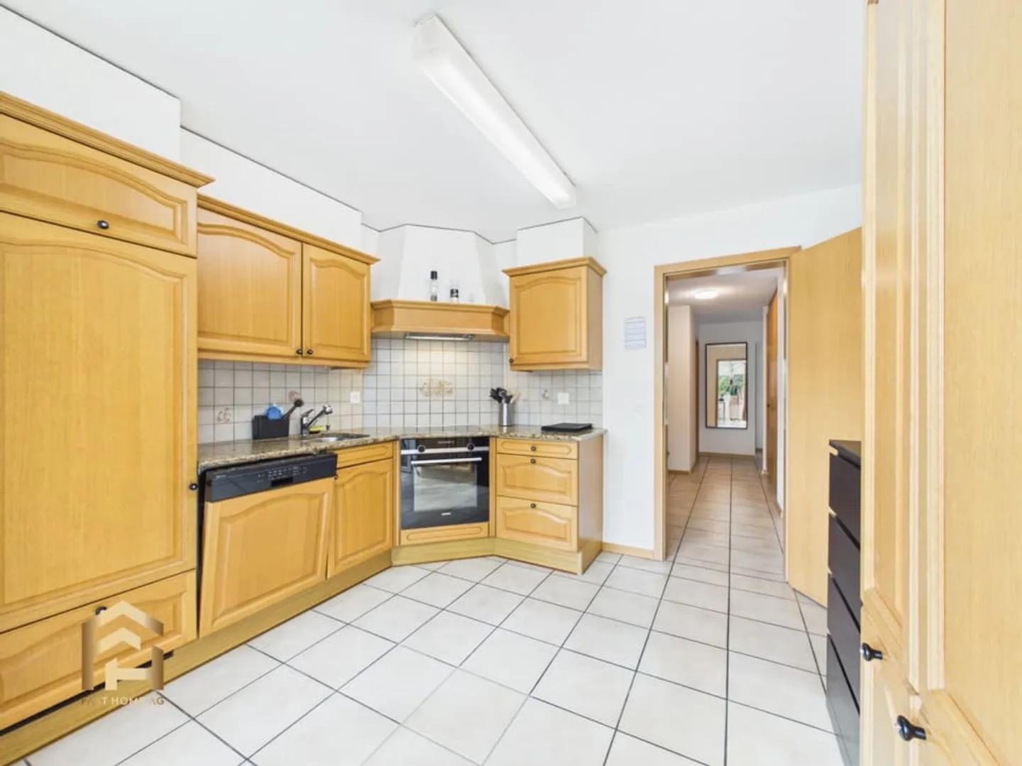Appartamento soleggiato di 4,5 stanze con balcone in una posizione tranquilla di Agarn - Foto 4 di 13