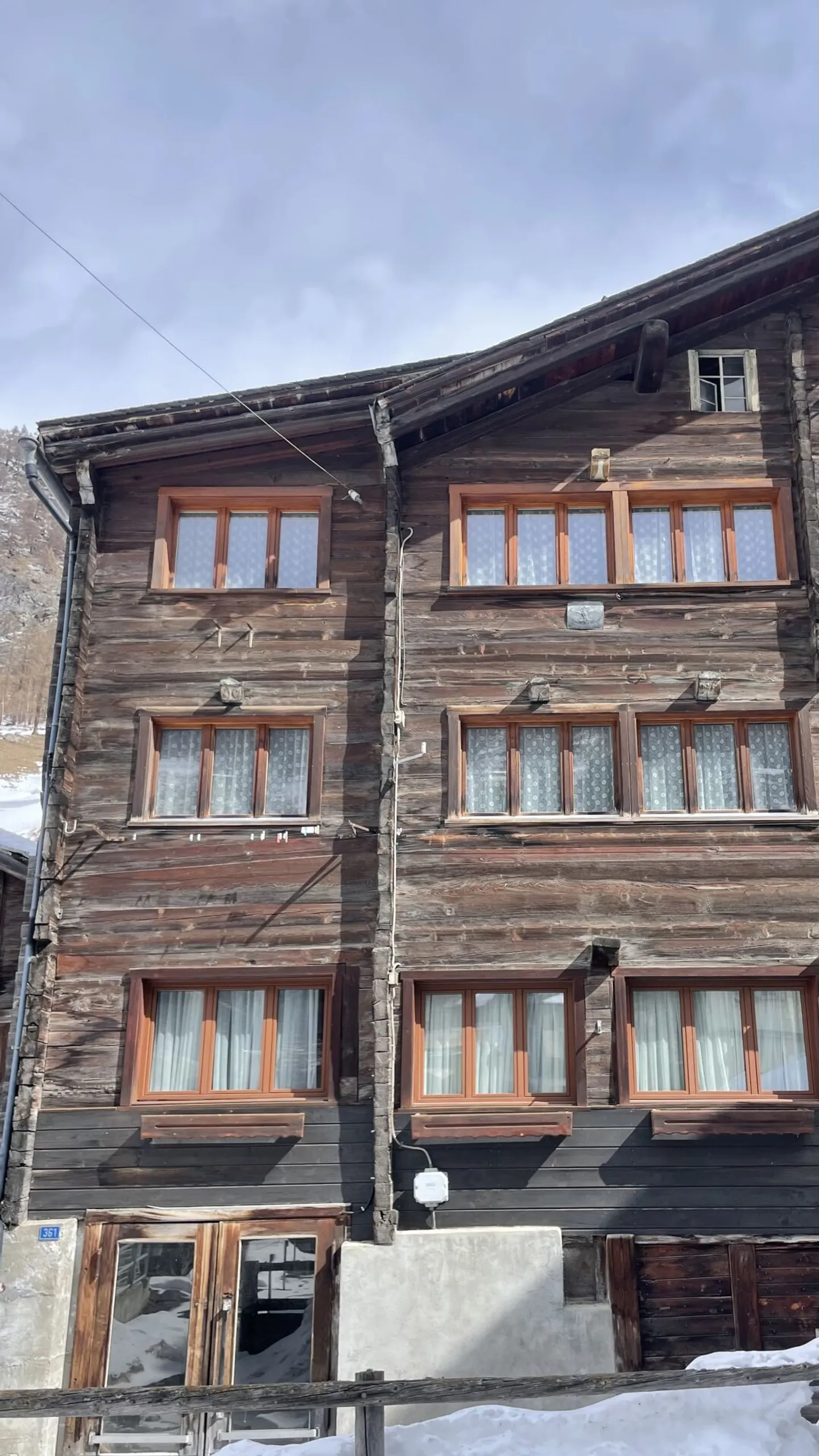 2 spacious 2.5 room apartments in an old Walliser house from 1903 in the old Saas-Grund. - Photo 2 of 3