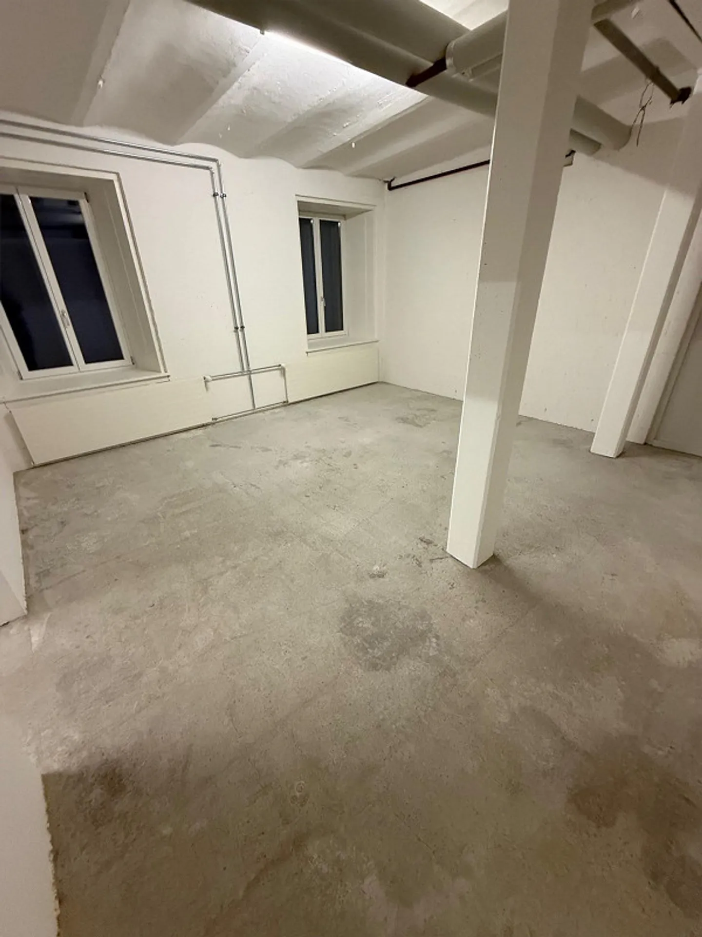 Commercial space opposite the athletic center - Photo 3 of 10