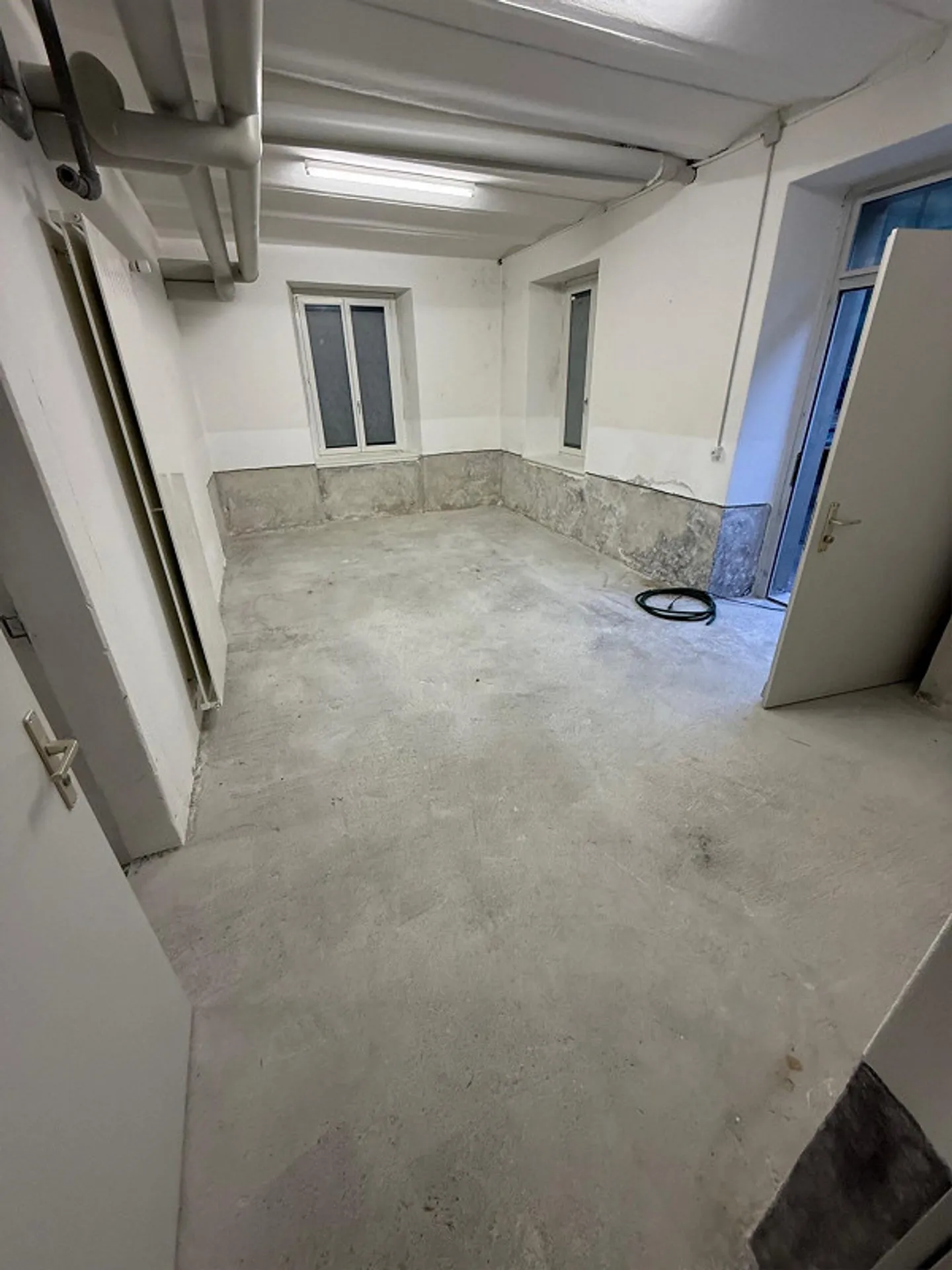 Commercial space opposite the athletic center - Photo 5 of 10