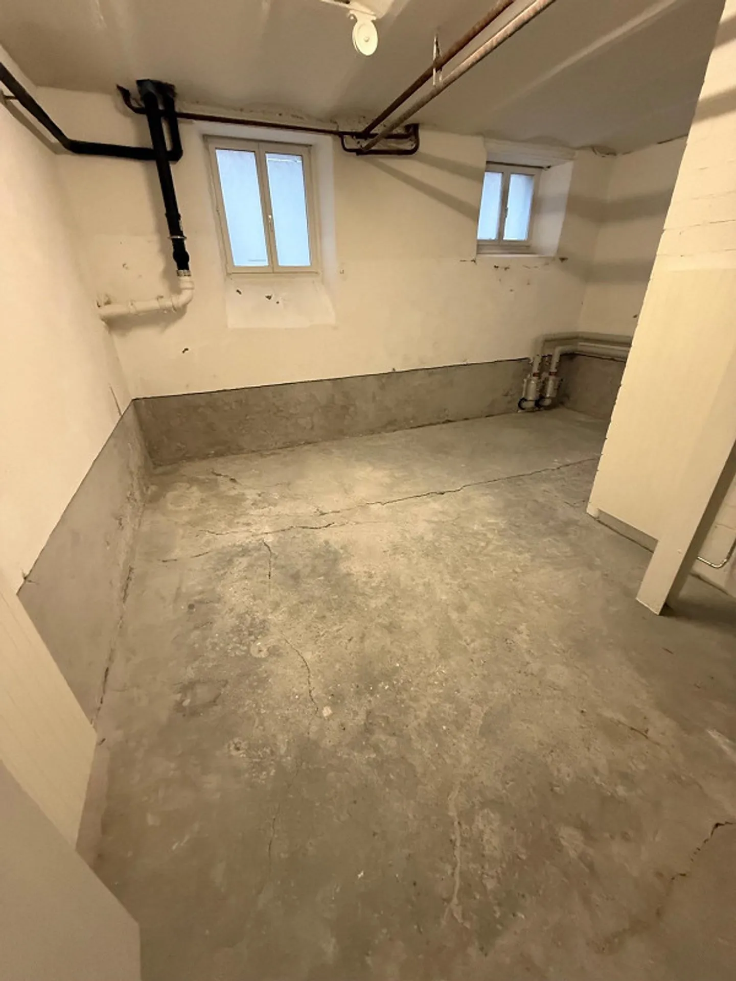 Commercial space opposite the athletic center - Photo 2 of 10