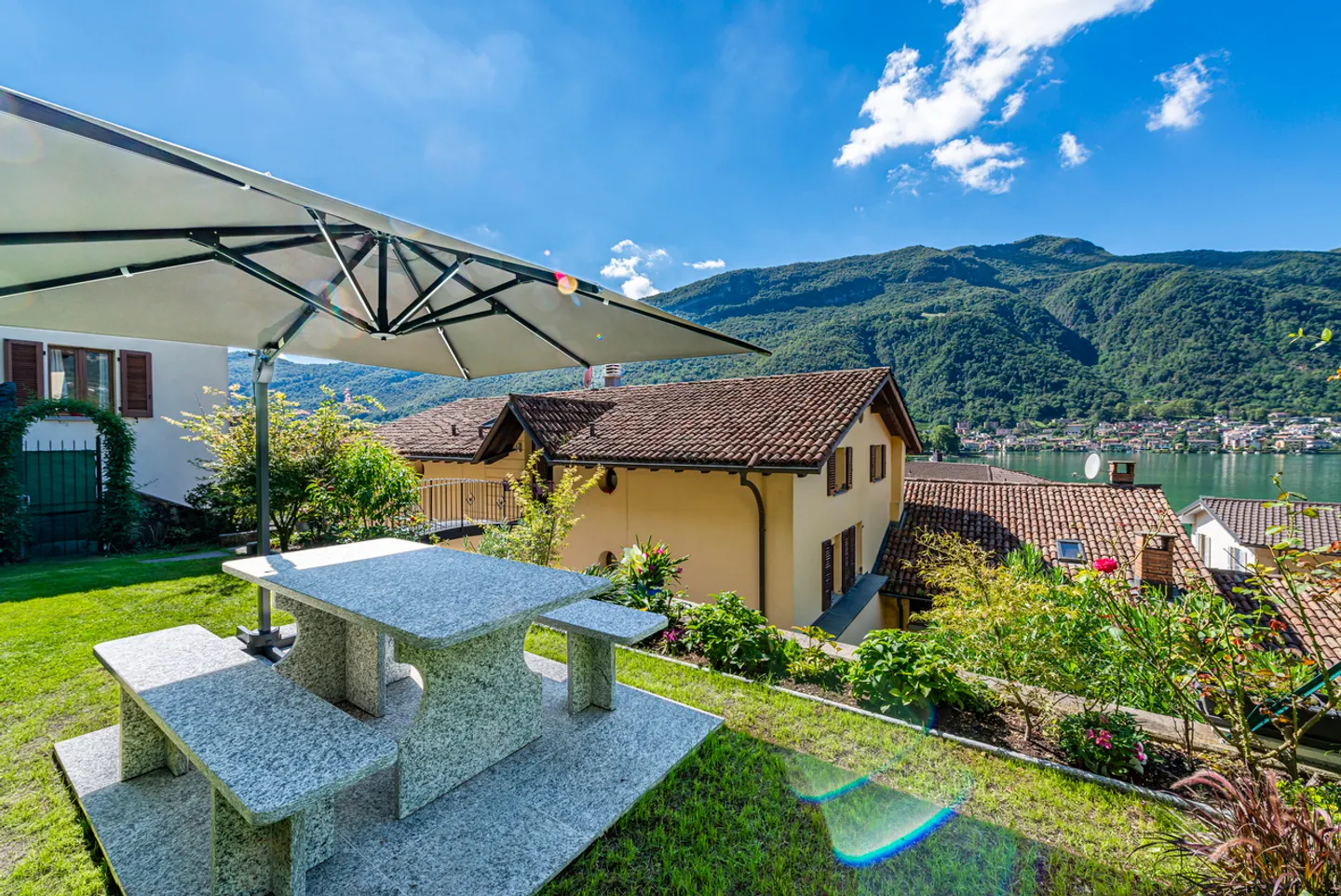 Caratteristico appartamento mansardato con vista lago - Foto 2 di 14