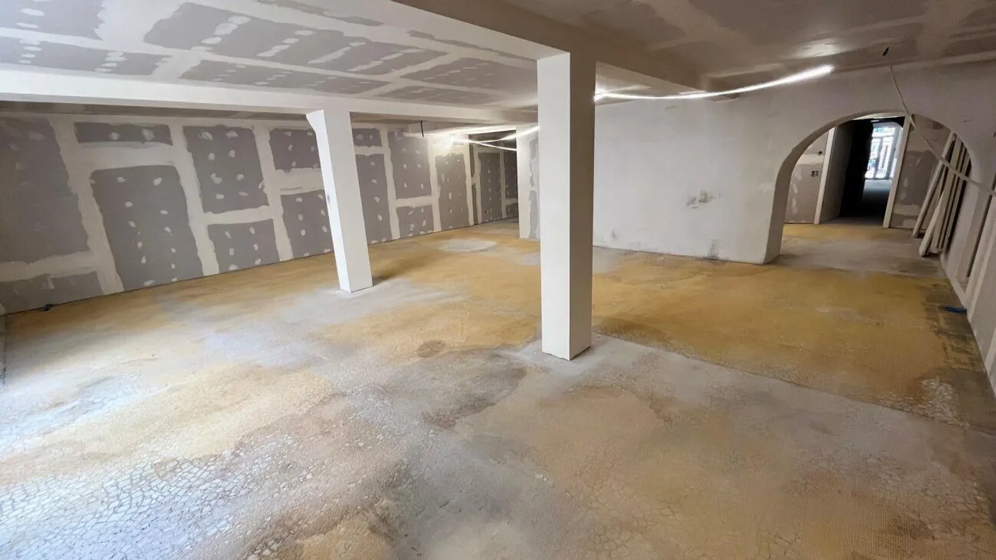 Bureau ou local commercial dans le meilleur emplacement de la vieille ville - Photo 3 sur 8