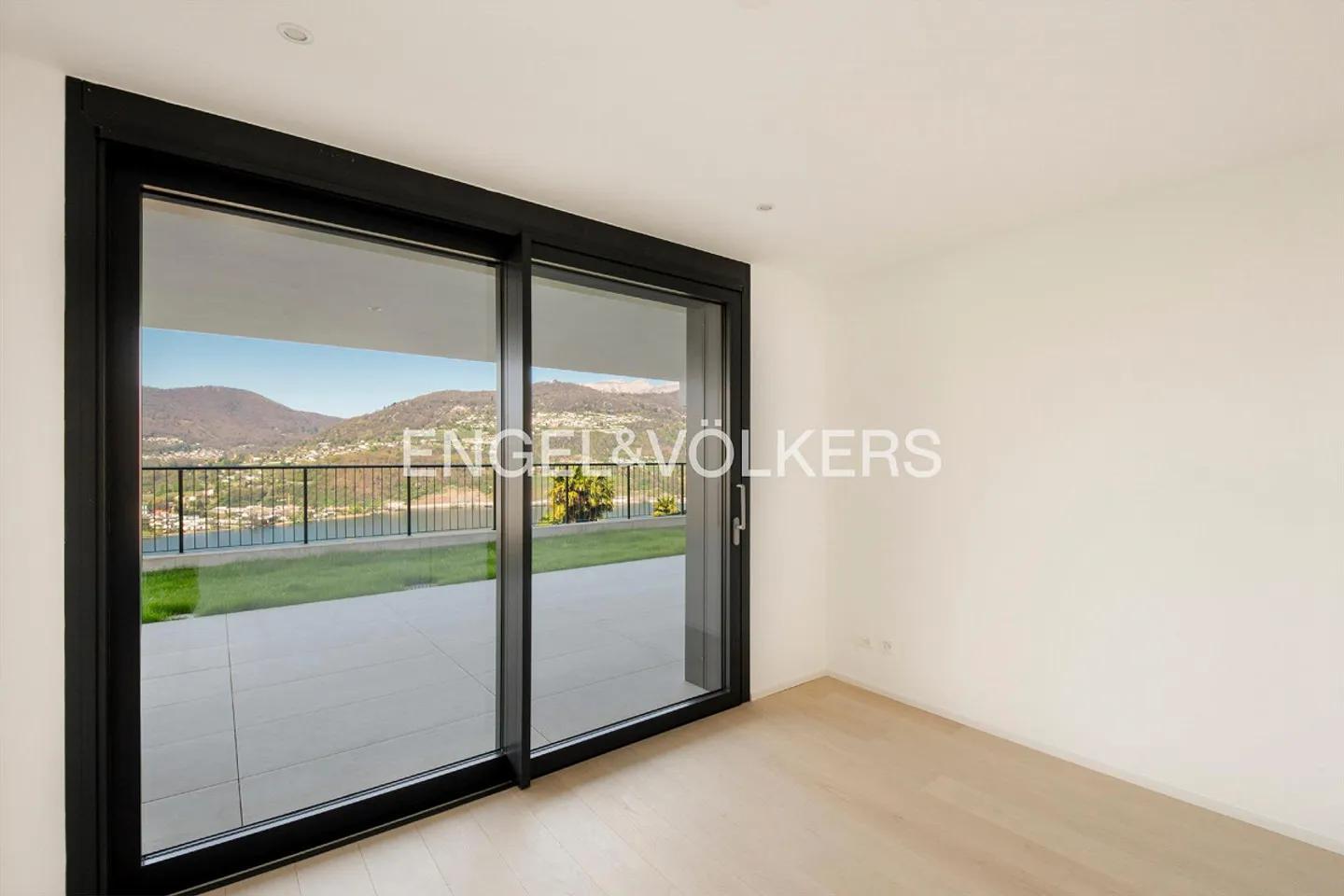 Appartamento di nuova costruzione con giardino e vista lago - Foto 7 di 13