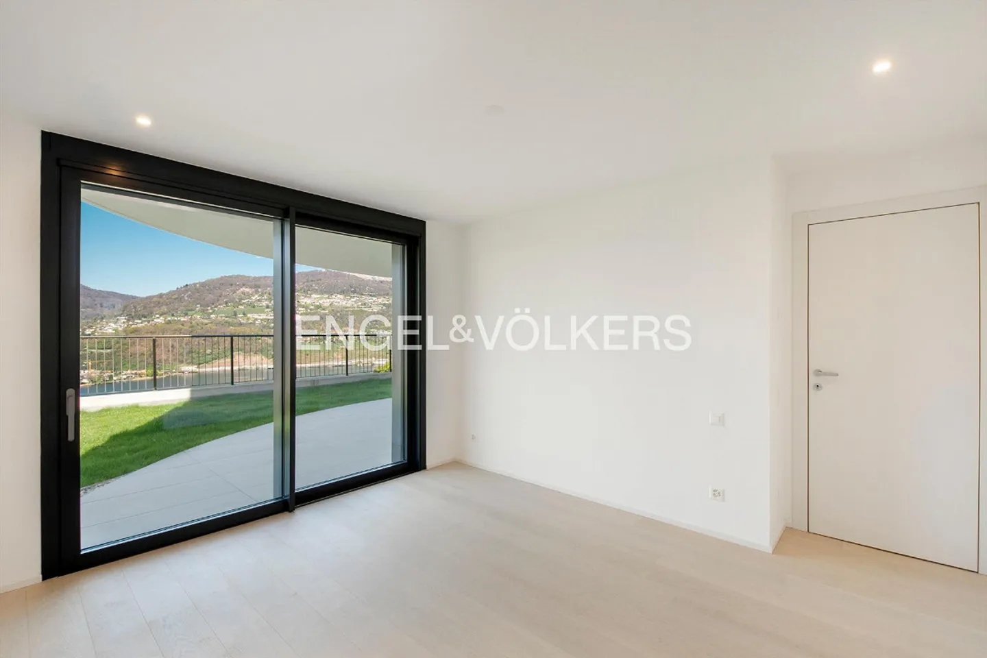 Appartamento di nuova costruzione con giardino e vista lago - Foto 9 di 13