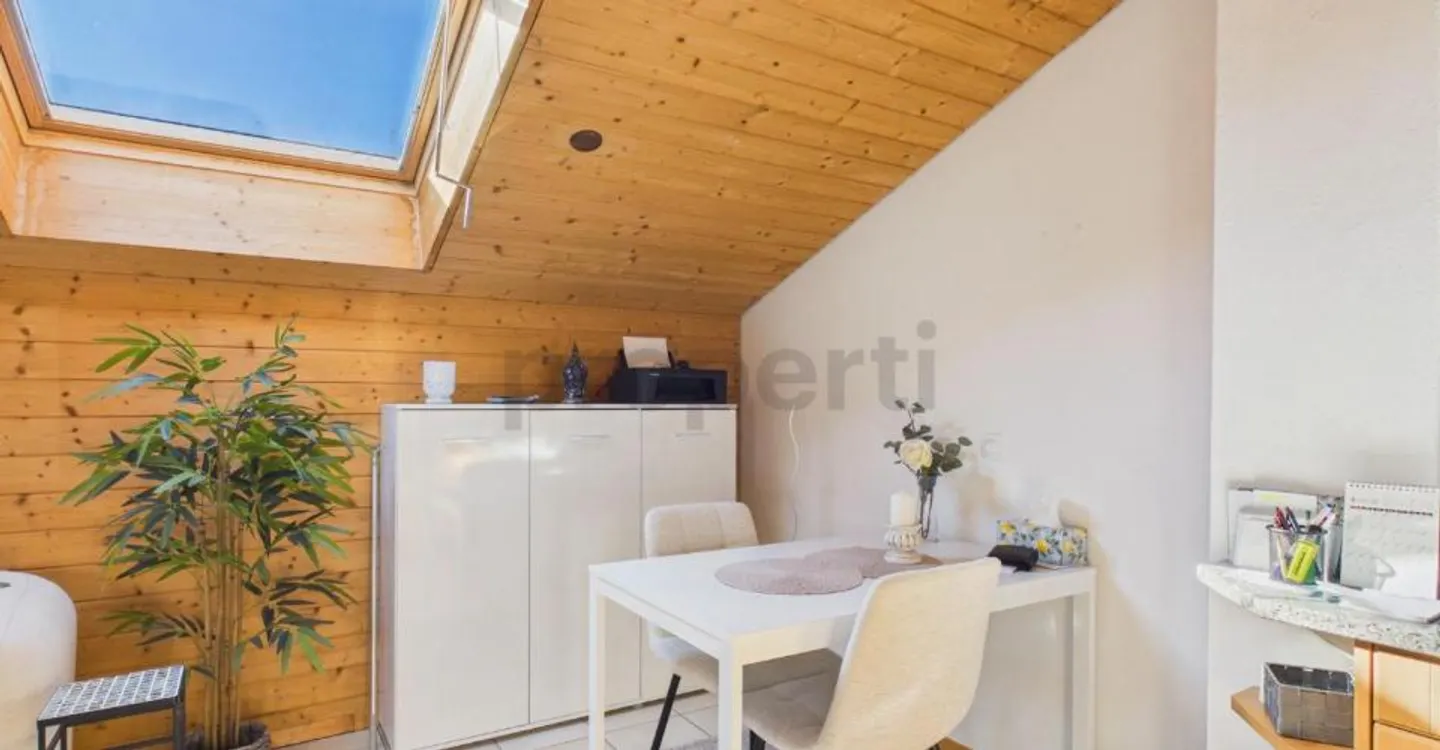 Süd-Balkon mit herrlicher Bergsicht: Gemütliches Dachgeschoss, Parkplatz inklusive, nah am Crestasee. Zweitwohnsitz möglich - Photo 2 sur 10