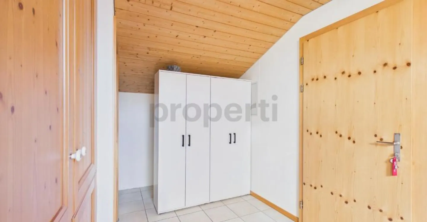 Süd-Balkon mit herrlicher Bergsicht: Gemütliches Dachgeschoss, Parkplatz inklusive, nah am Crestasee. Zweitwohnsitz möglich - Photo 5 sur 10