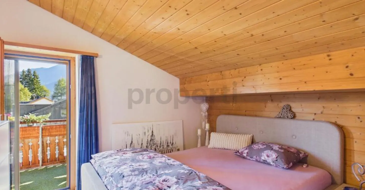 Süd-Balkon mit herrlicher Bergsicht: Gemütliches Dachgeschoss, Parkplatz inklusive, nah am Crestasee. Zweitwohnsitz möglich - Photo 6 sur 10