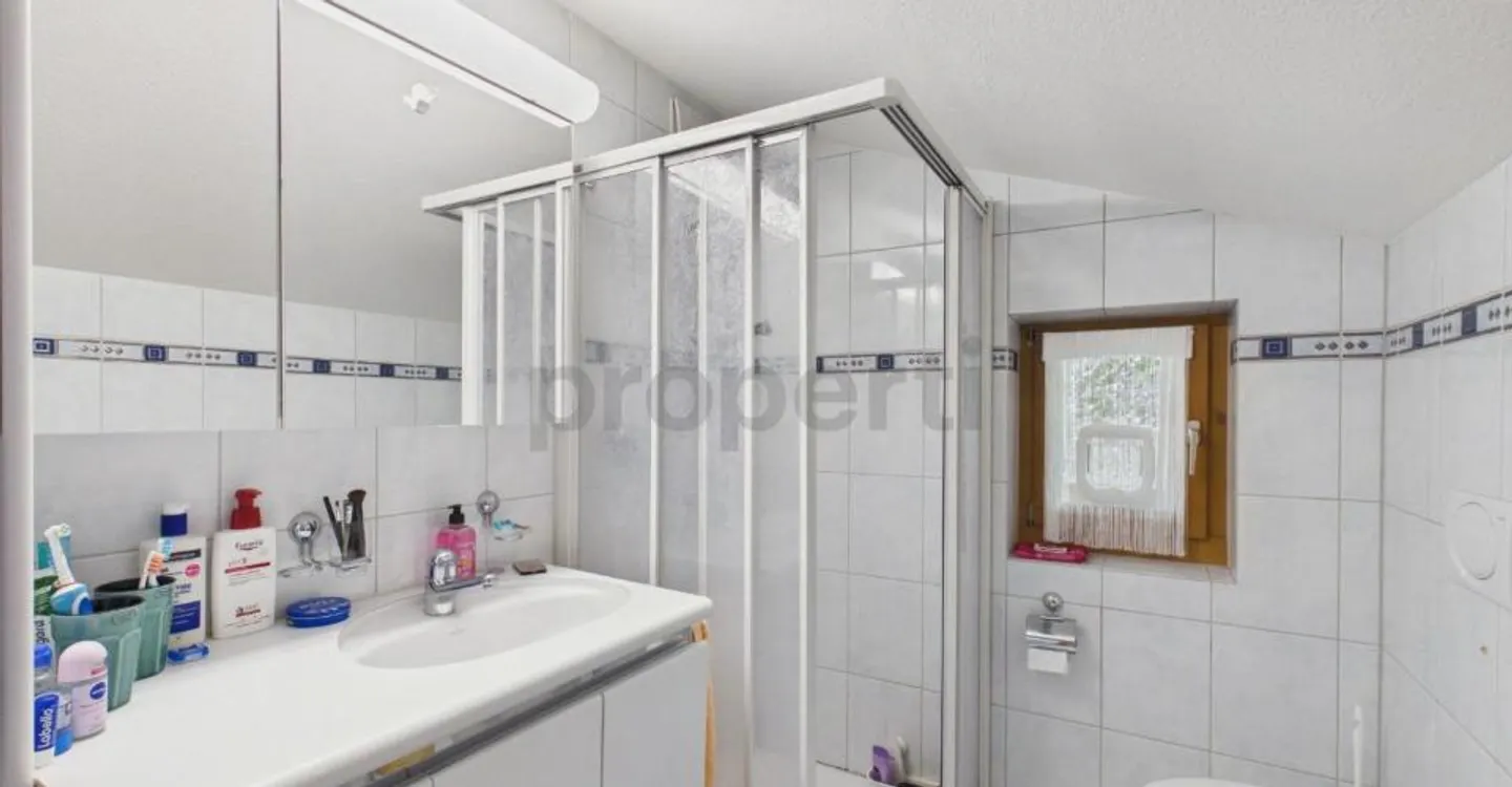 Süd-Balkon mit herrlicher Bergsicht: Gemütliches Dachgeschoss, Parkplatz inklusive, nah am Crestasee. Zweitwohnsitz möglich - Photo 7 sur 10