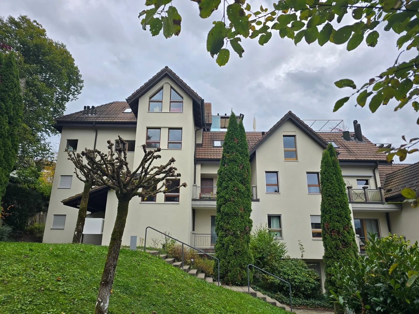 Moderne 3.5-Zimmer-Wohnung mit grosszügigen Gartensitzplatz - Foto 1 von 10