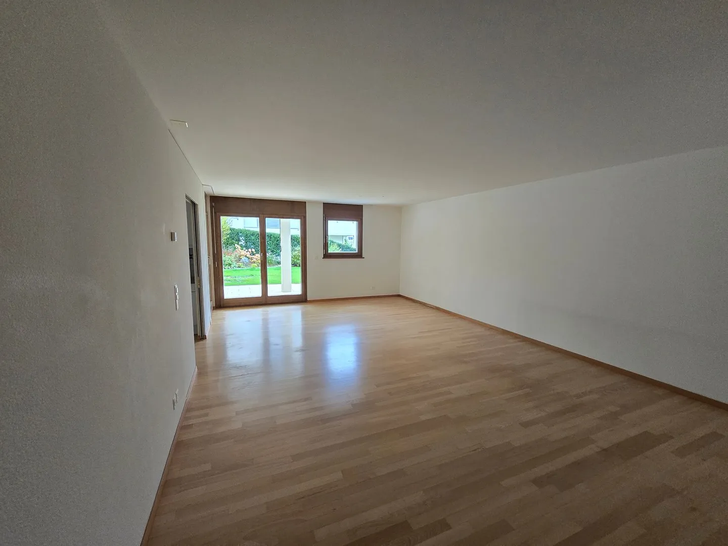 Moderne 3.5-Zimmer-Wohnung mit grosszügigen Gartensitzplatz - Foto 2 von 10