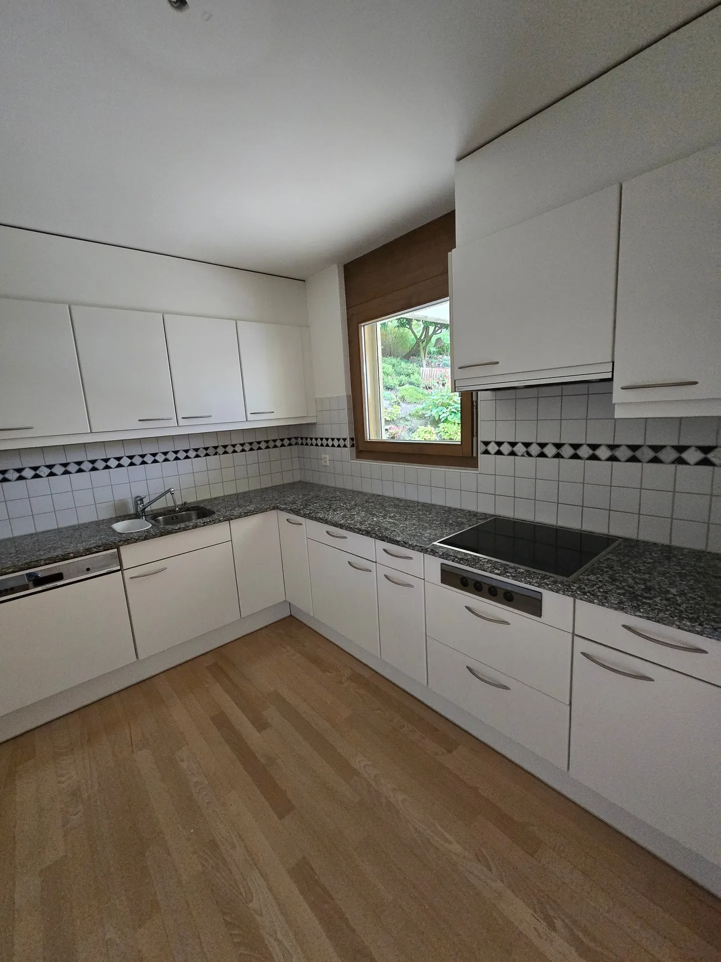 Moderne 3.5-Zimmer-Wohnung mit grosszügigen Gartensitzplatz - Foto 3 von 10