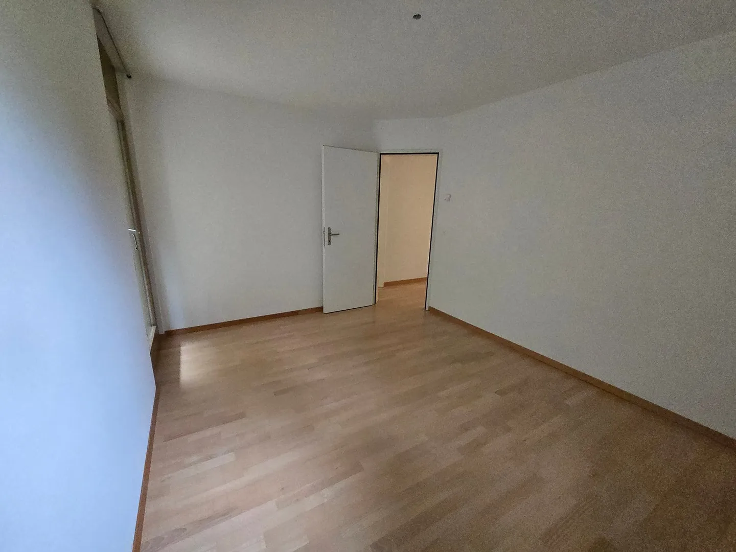 Moderne 3.5-Zimmer-Wohnung mit grosszügigen Gartensitzplatz - Foto 5 von 10