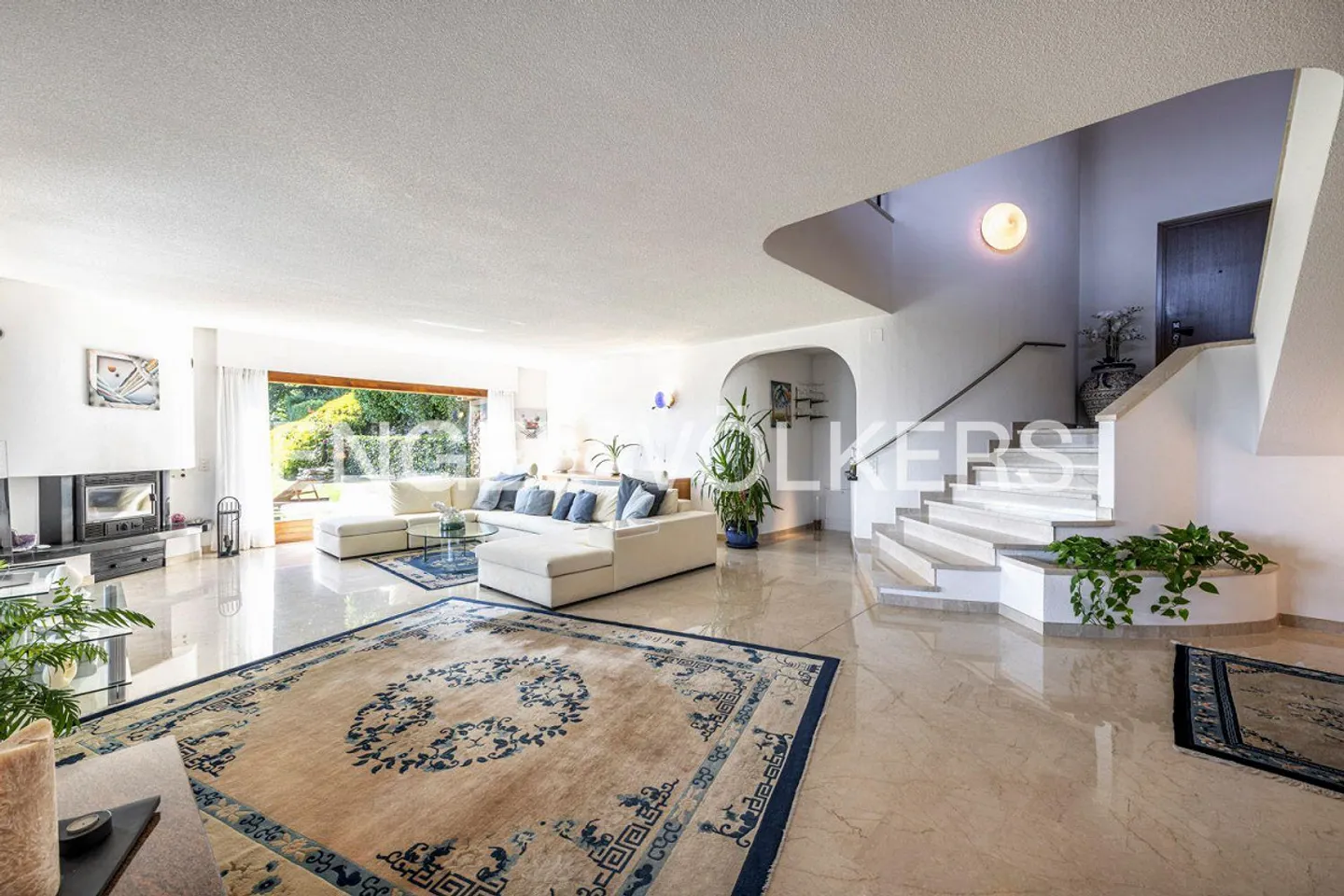 Einladende Villa mit großem Garten und Seeblick - Foto 4 von 13