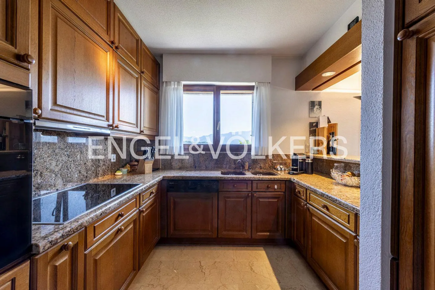 Einladende Villa mit großem Garten und Seeblick - Foto 5 von 13