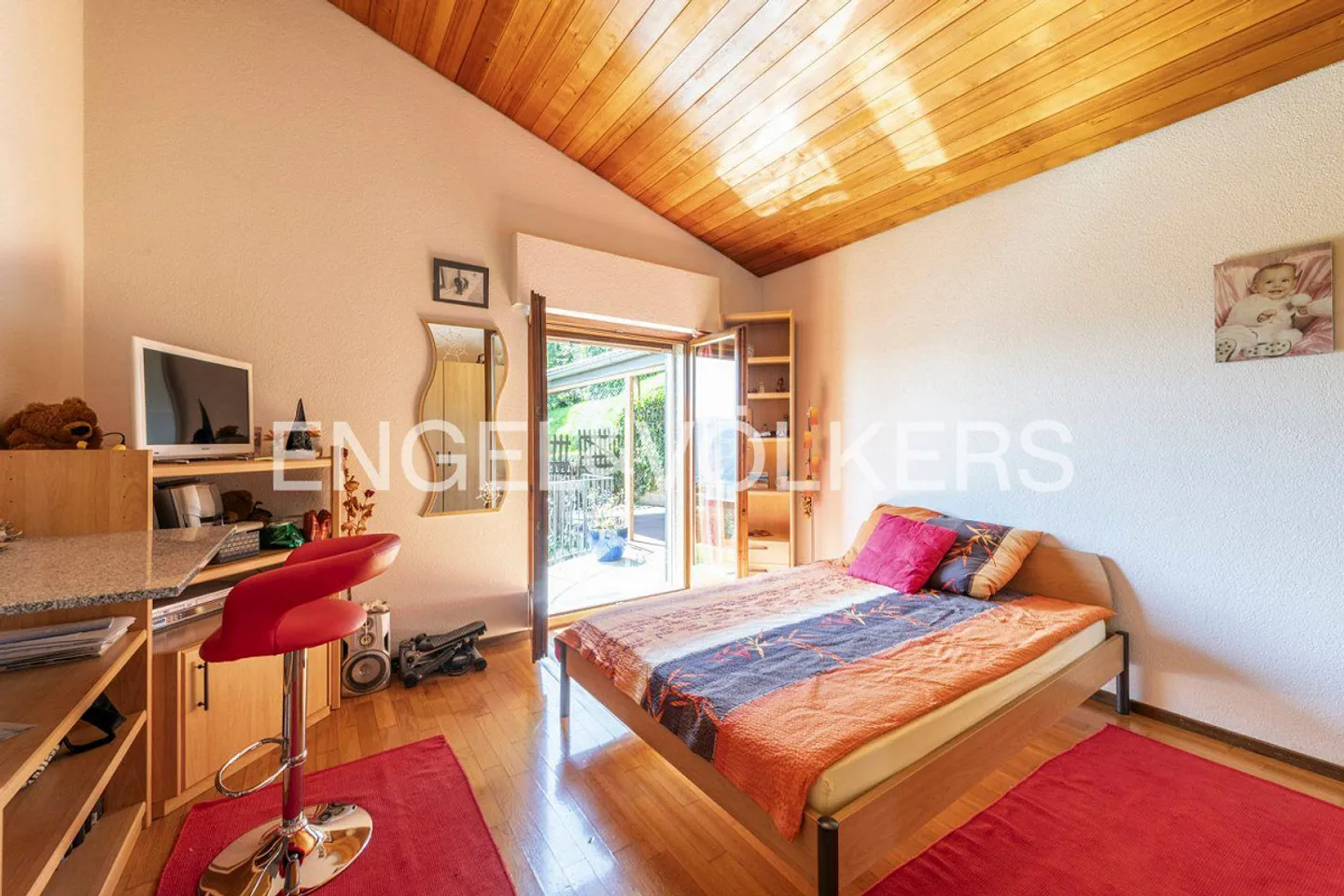 Einladende Villa mit großem Garten und Seeblick - Foto 6 von 13