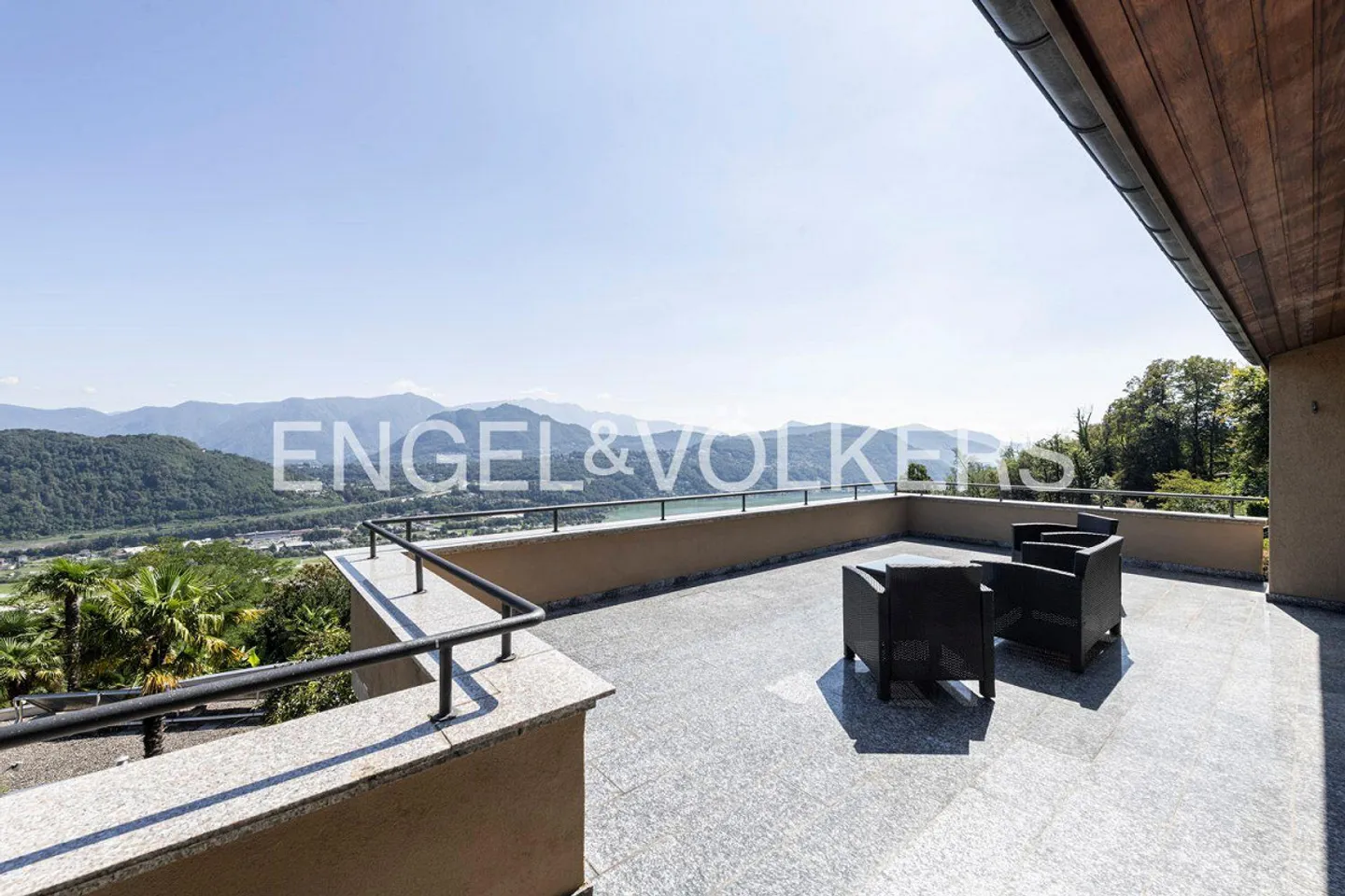 Einladende Villa mit großem Garten und Seeblick - Foto 7 von 13