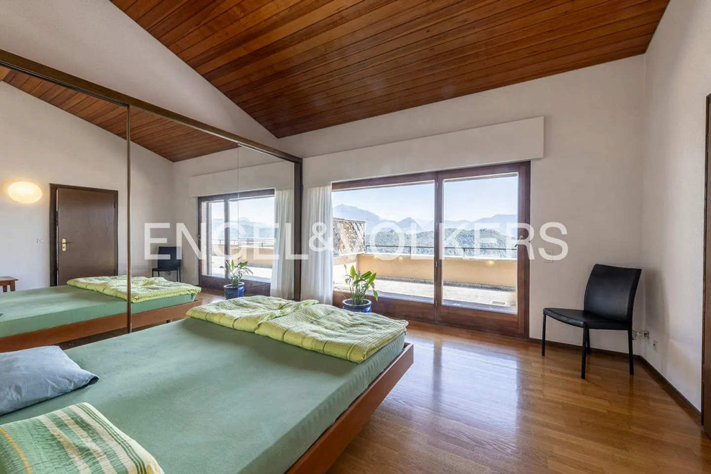 Einladende Villa mit großem Garten und Seeblick - Foto 8 von 13