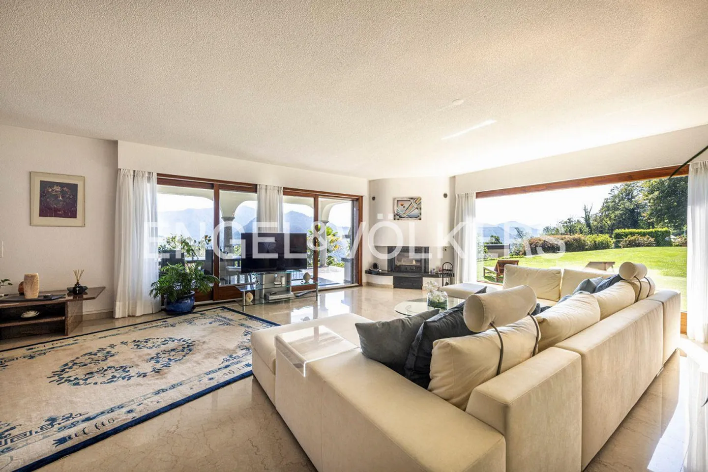 Einladende Villa mit großem Garten und Seeblick - Foto 3 von 13