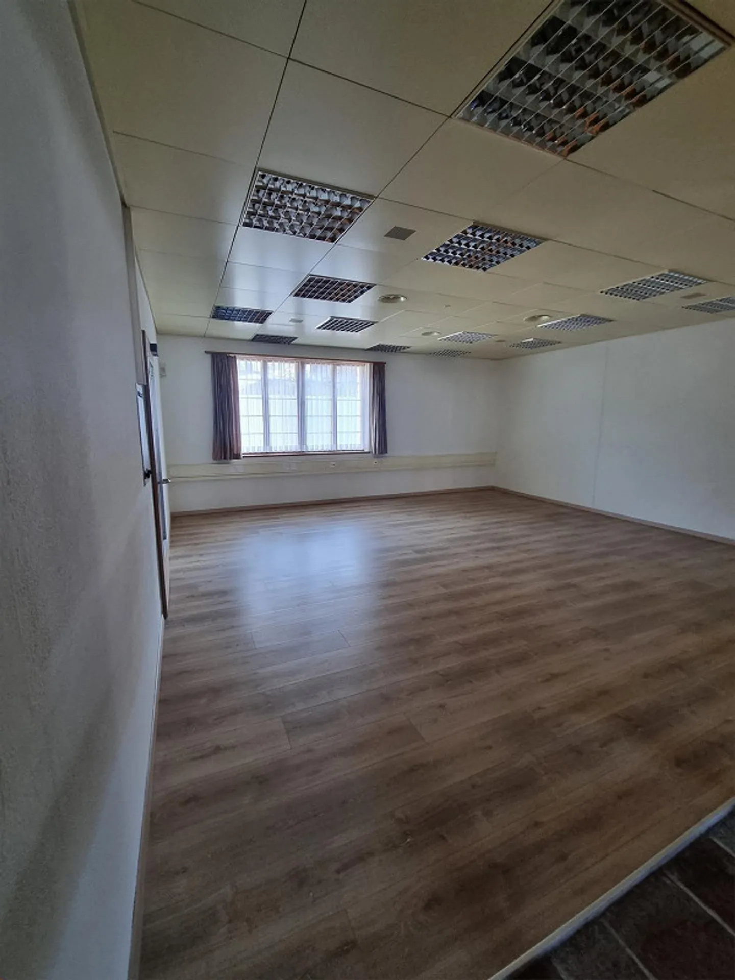 Spazio commerciale versatile (ufficio, affitto, studio) con cassaforte accessibile - Foto 4 di 10